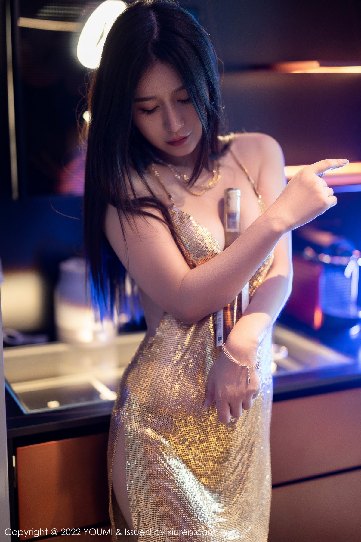 xgyw.top_[YouMi尤蜜荟]Vol.823_模特laura阿姣性感金色闪亮吊带裙低胸秀丰满身材撩人诱惑写真60P