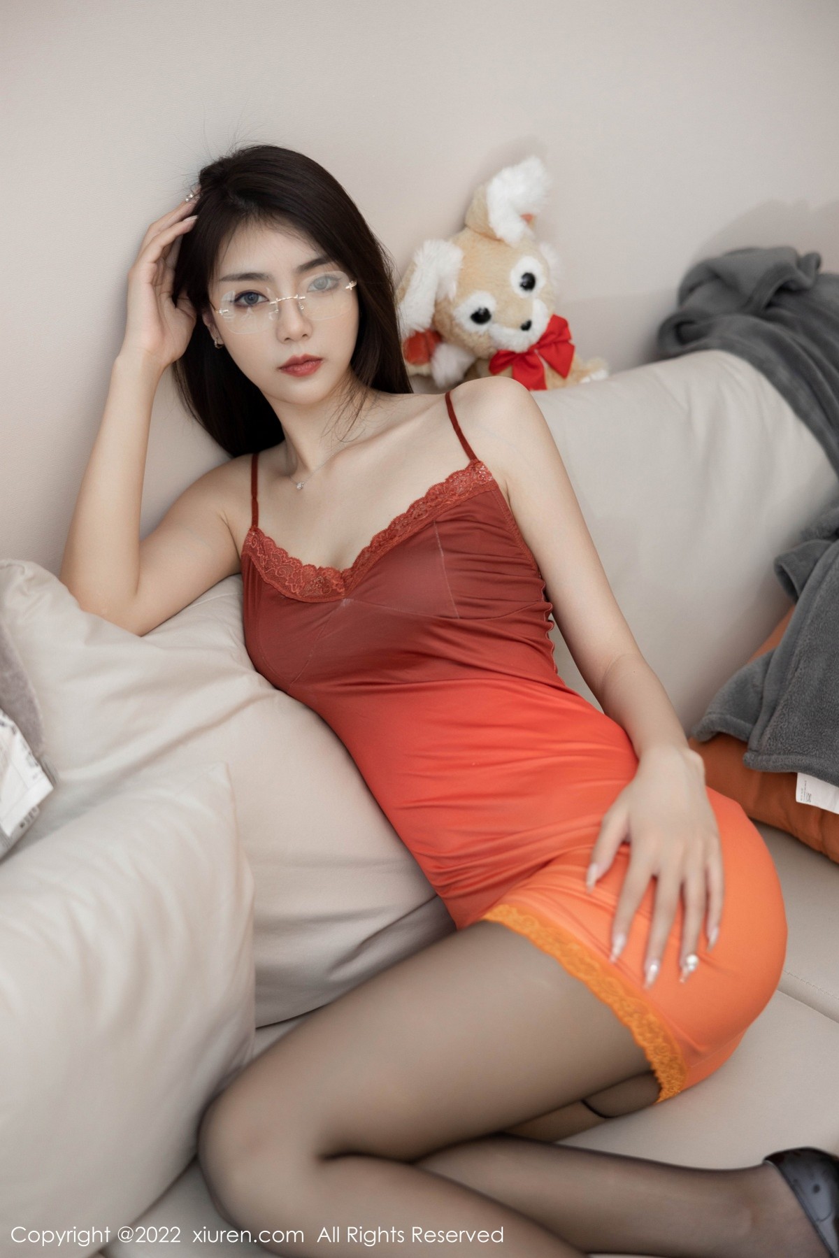 xgyw.top_XiuRen第5378期_模特可乐Vicky橙灰色连衣短裙配超薄黑丝秀翘臀美腿诱惑写真50P