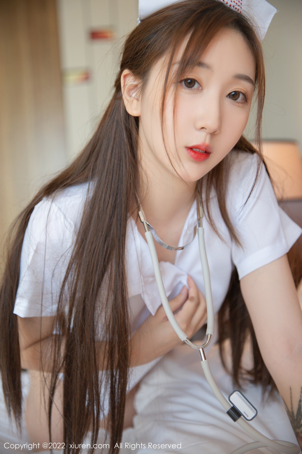 xgyw.top_XiuRen第5375期_模特江真真性感白色护士服饰配超薄开档无内肉丝惹火诱惑写真71P