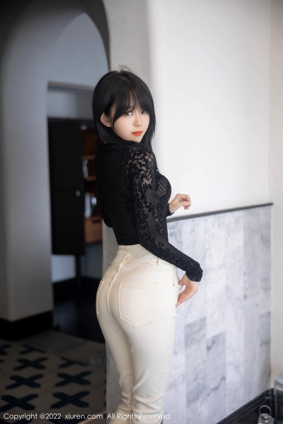 xgyw.top_XiuRen第5386期_模特奶瓶大理旅拍黑色网纱上衣配白色长裤露粉色内衣诱惑写真98P