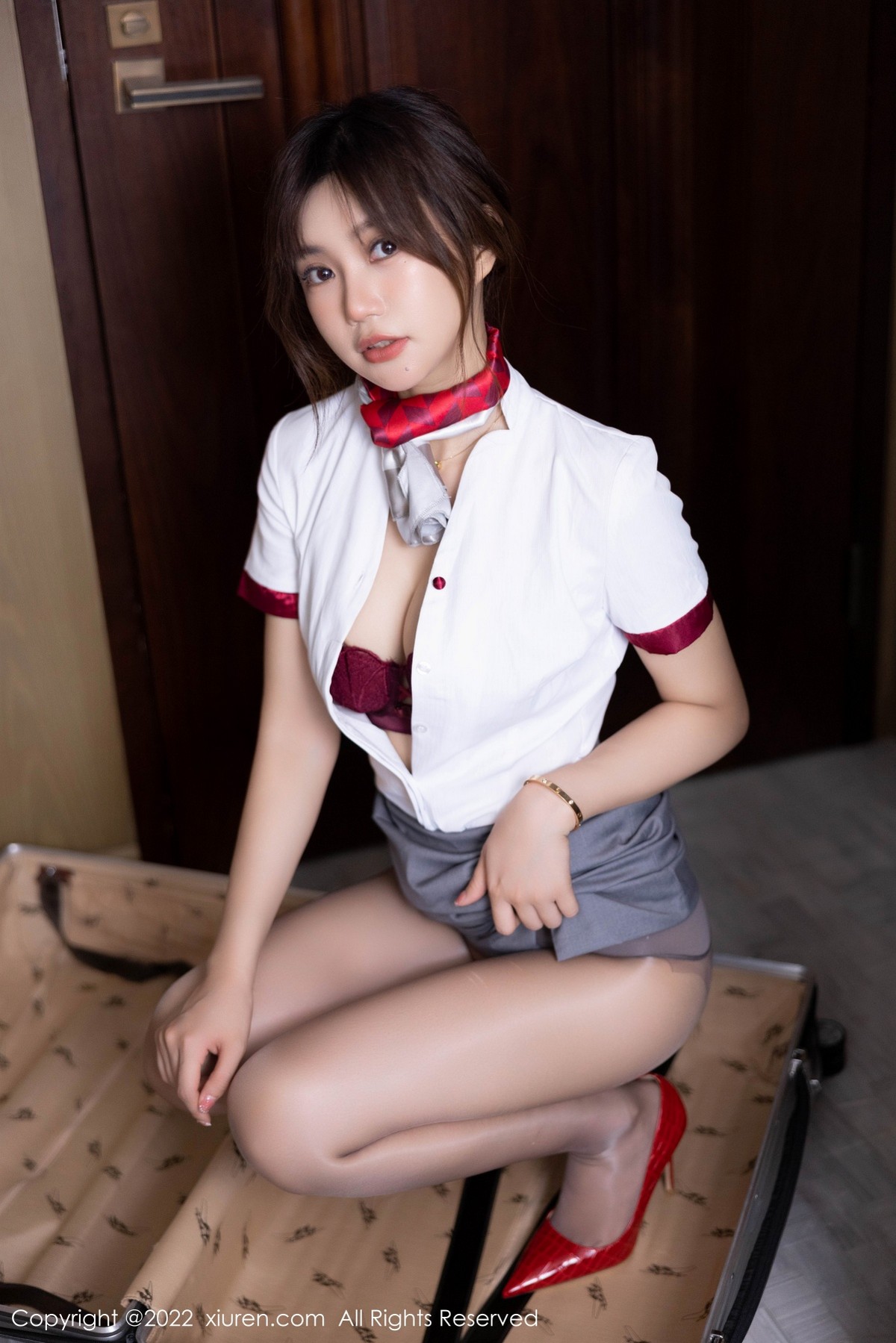 xgyw.top_XiuRen第5394期_女神绮里嘉ula空姐角色装扮性感白T配短裙秀完美身材诱惑写真101P