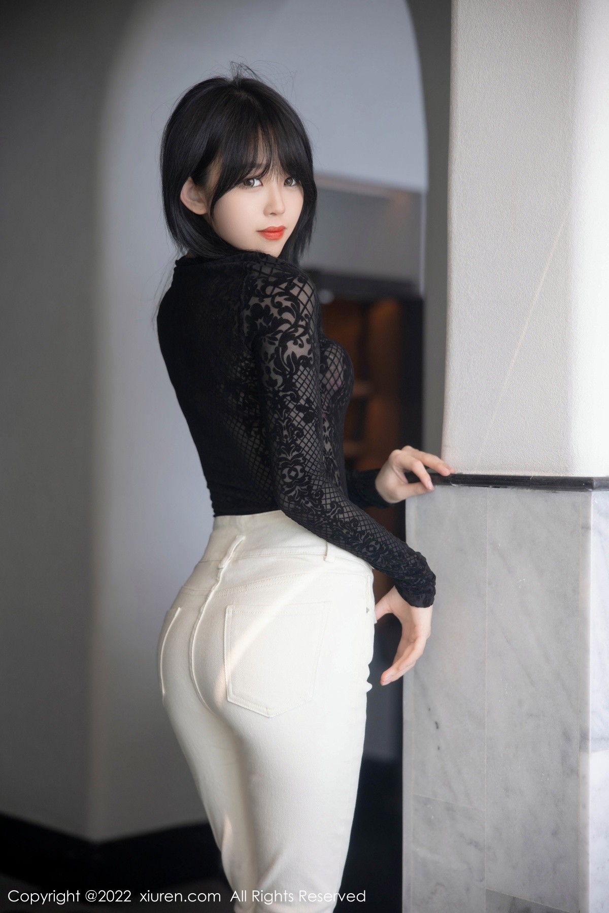 xgyw.top_XiuRen第5386期_模特奶瓶大理旅拍黑色网纱上衣配白色长裤露粉色内衣诱惑写真98P