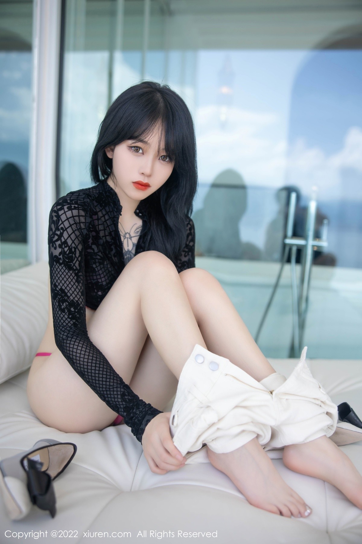 xgyw.top_XiuRen第5386期_模特奶瓶大理旅拍黑色网纱上衣配白色长裤露粉色内衣诱惑写真98P