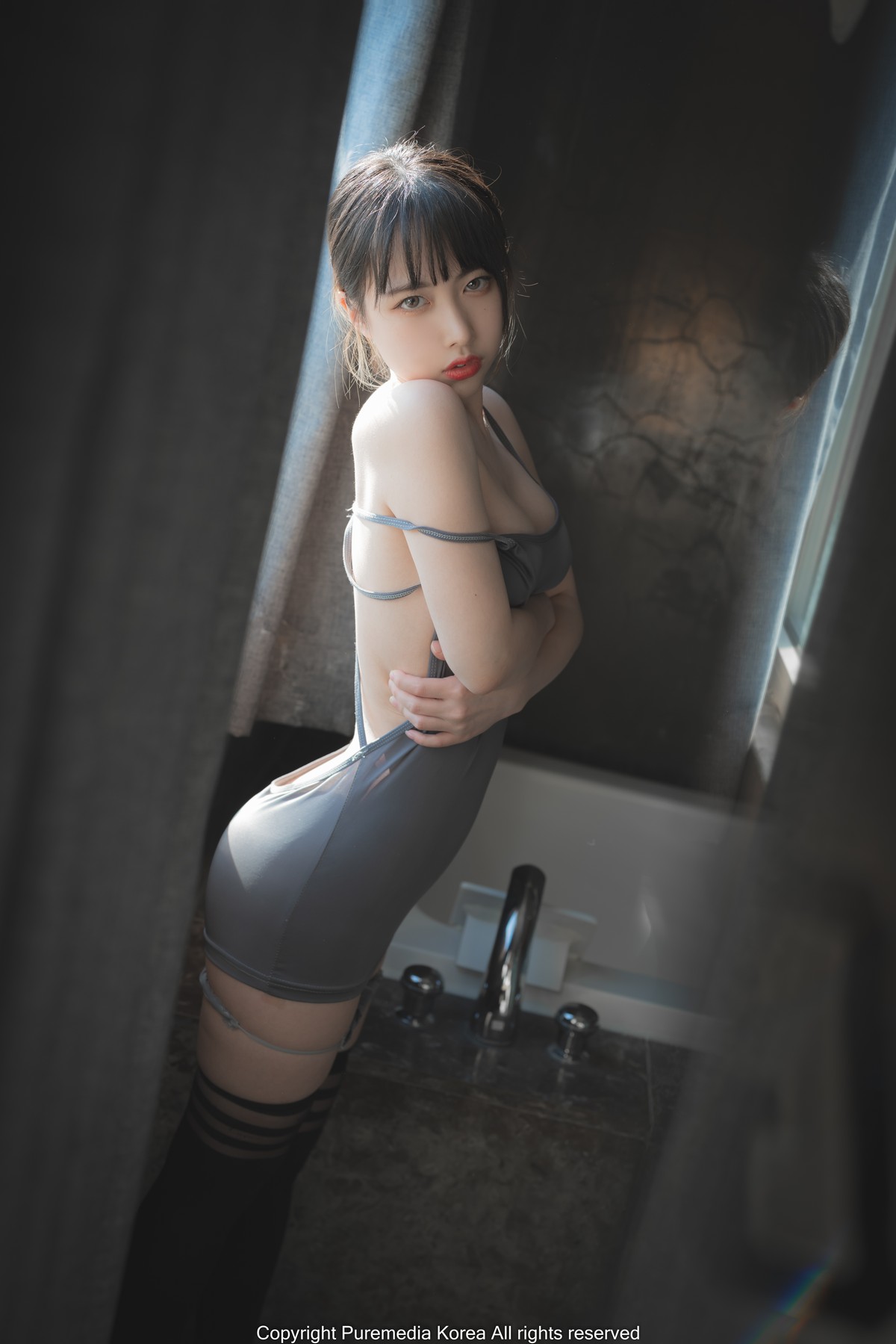 xgyw.top_韩国美女Uhye私房灰色上衣配黑丝袜 浴室死库水配白丝袜秀完美身材性感写真75P