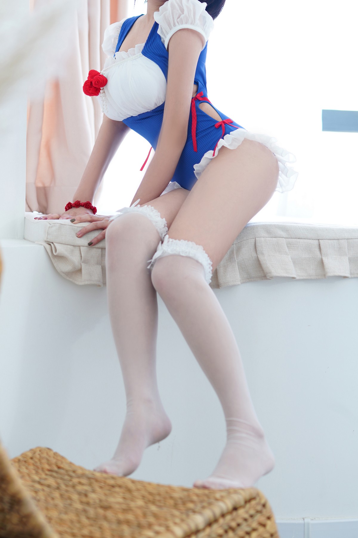 xgyw.top_动漫博主恩田直幸夏日泳装白雪姬主题私房性感服饰配白丝袜秀美腿诱惑写真40P