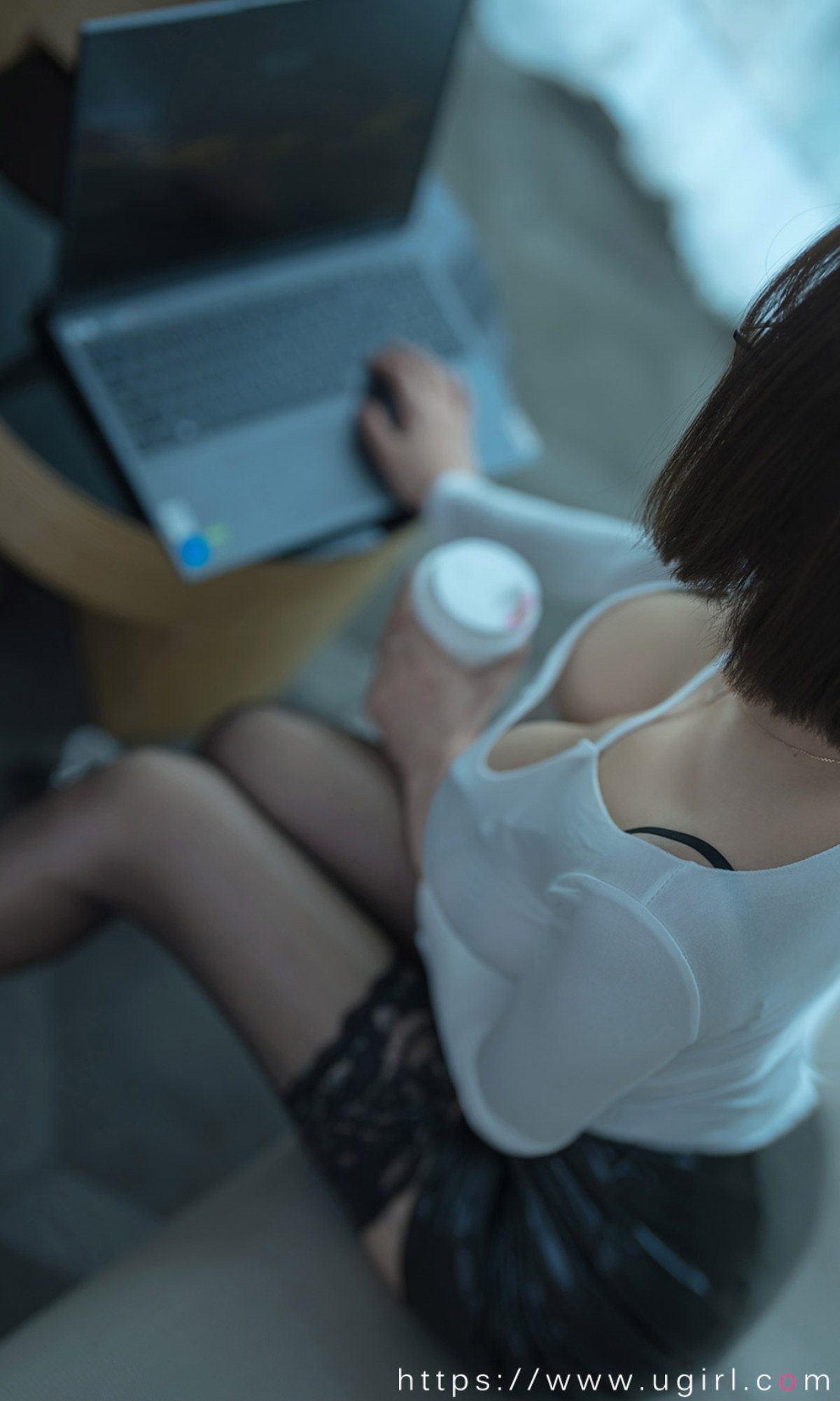 xgyw.top_[Ugirls爱尤物]No.2389_模特果儿Victoria私房性感白T配黑短裙半脱露蕾丝内衣诱惑写真35P