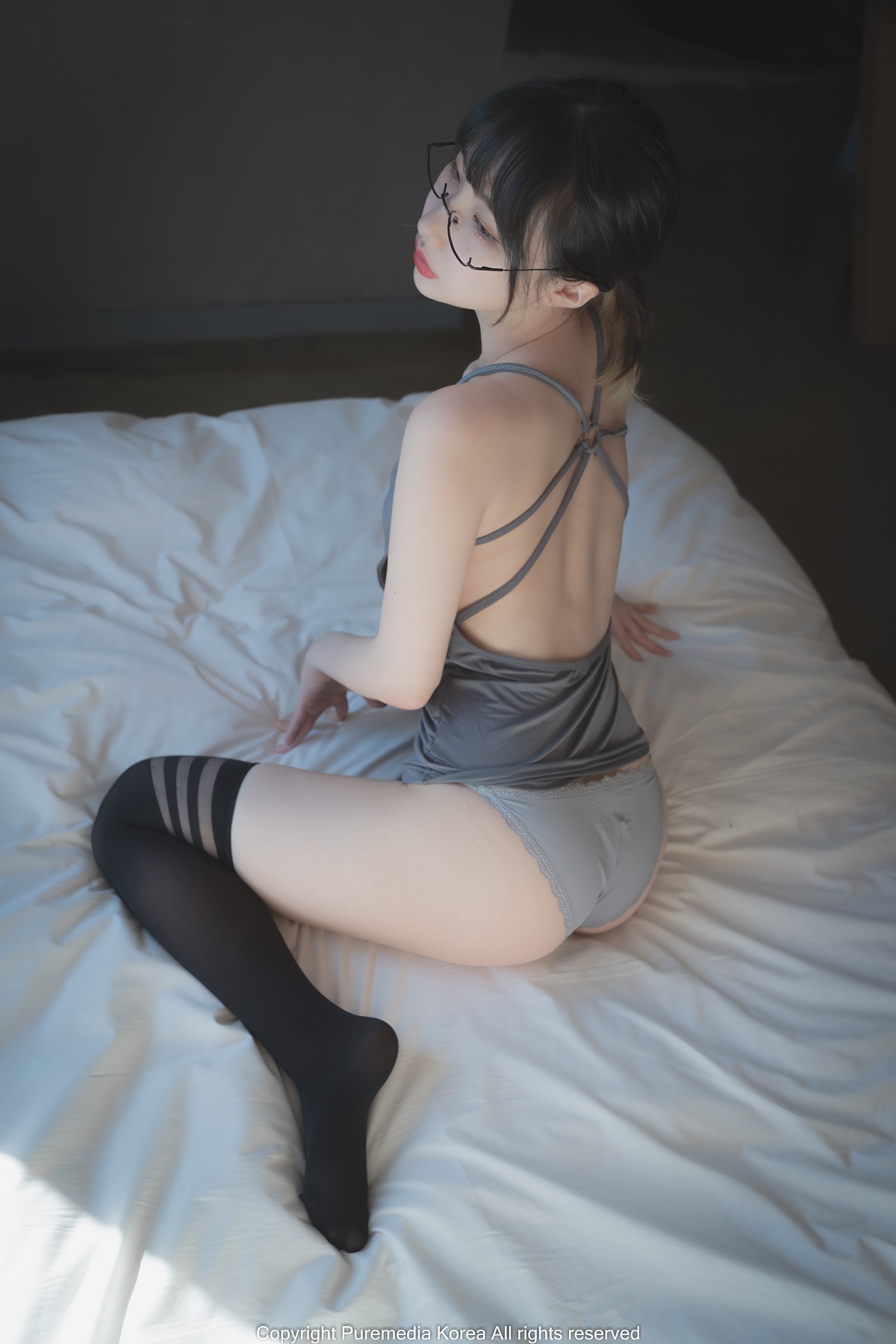 xgyw.top_韩国美女Uhye私房灰色上衣配黑丝袜 浴室死库水配白丝袜秀完美身材性感写真75P