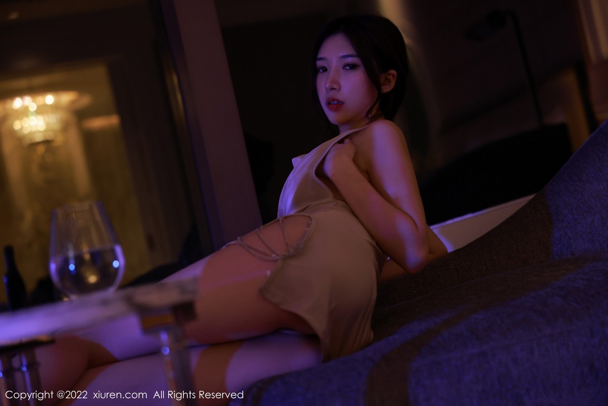 xgyw.top_XiuRen第5400期_模特hebe韩心雨澳门旅拍幽暗灯光下浅色连衣短裙迷人诱惑写真55P