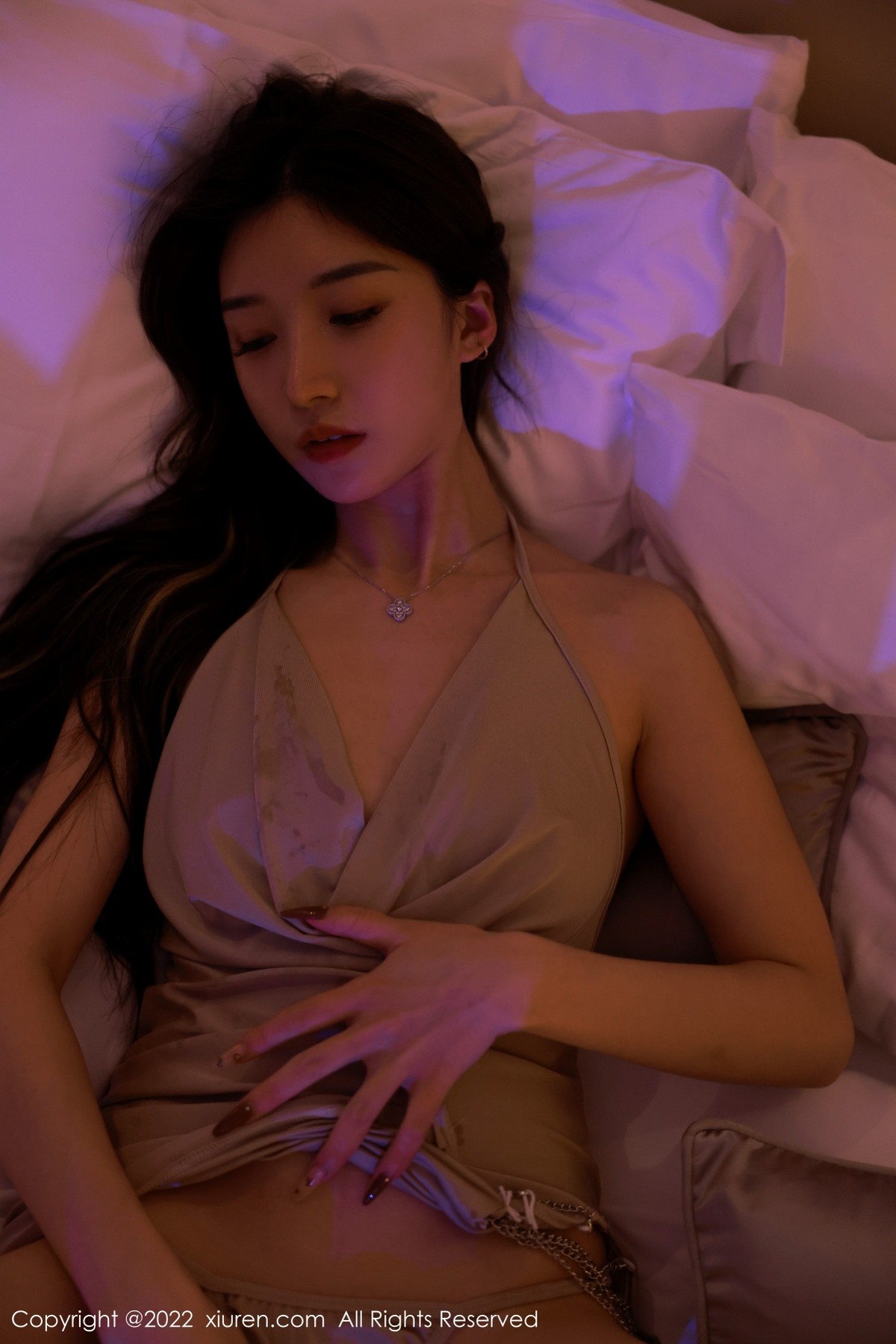 xgyw.top_XiuRen第5400期_模特hebe韩心雨澳门旅拍幽暗灯光下浅色连衣短裙迷人诱惑写真55P