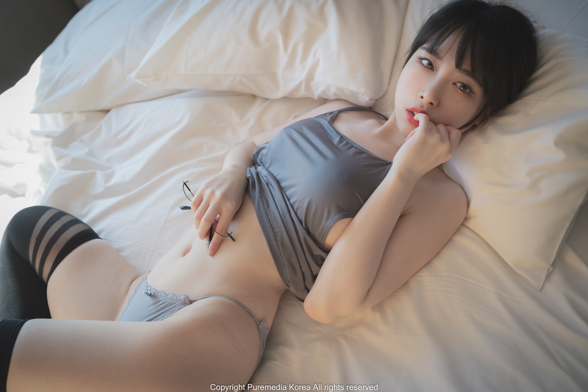 xgyw.top_韩国美女Uhye私房灰色上衣配黑丝袜 浴室死库水配白丝袜秀完美身材性感写真75P