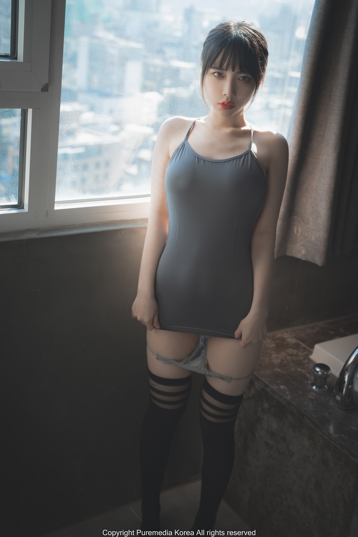 xgyw.top_韩国美女Uhye私房灰色上衣配黑丝袜 浴室死库水配白丝袜秀完美身材性感写真75P