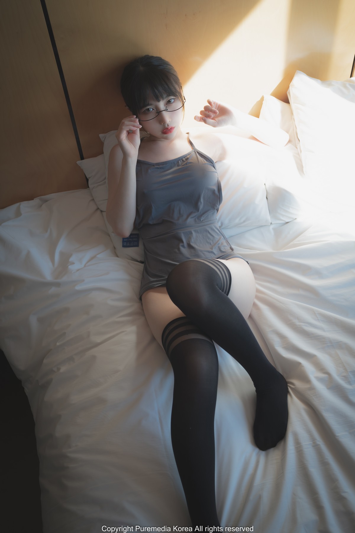 xgyw.top_韩国美女Uhye私房灰色上衣配黑丝袜 浴室死库水配白丝袜秀完美身材性感写真75P