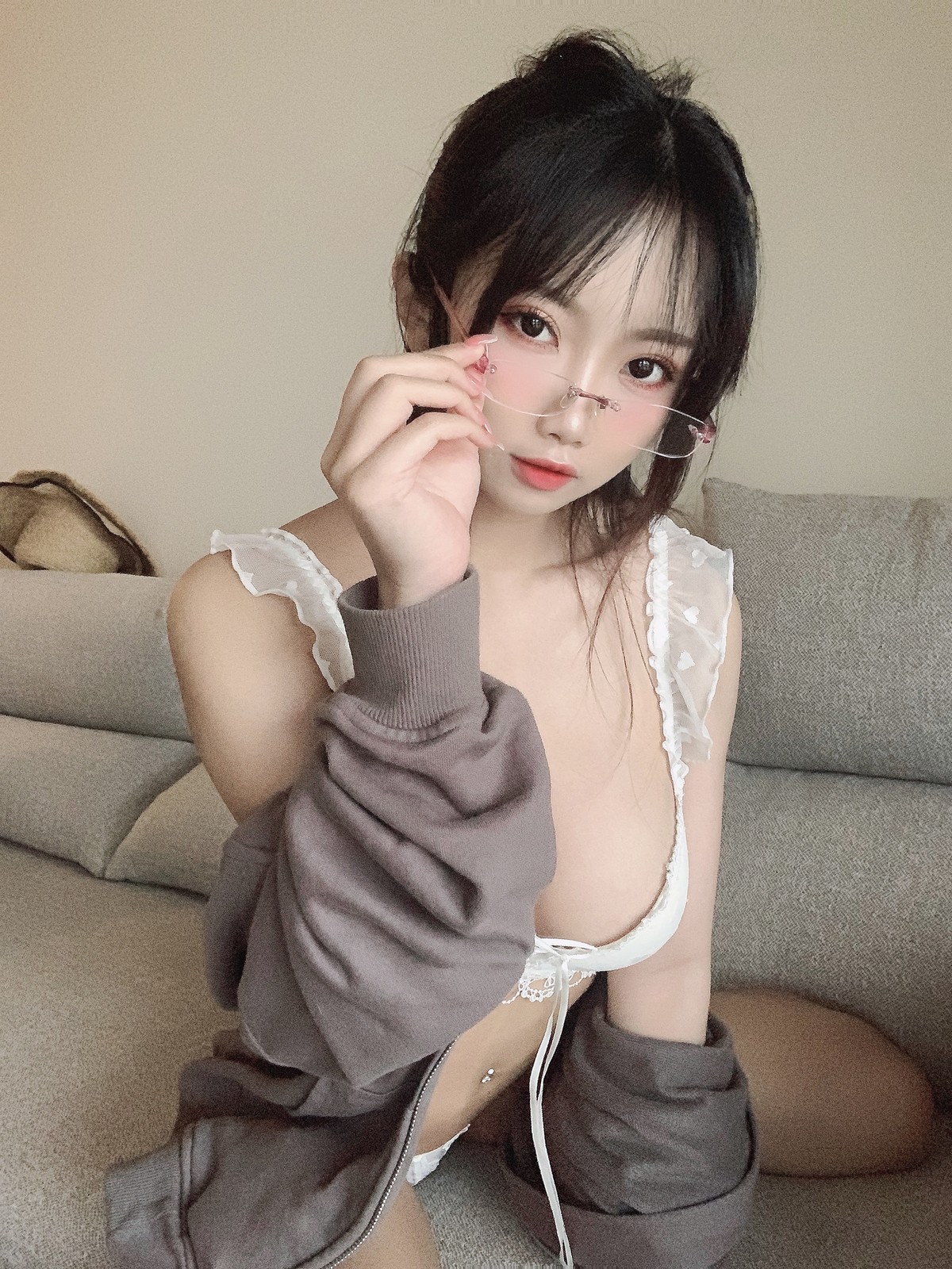 xgyw.top_白嫩美少女鬼畜瑶在不在白内衣主题脱灰色外衣露性感白色内衣秀豪乳诱惑写真34P