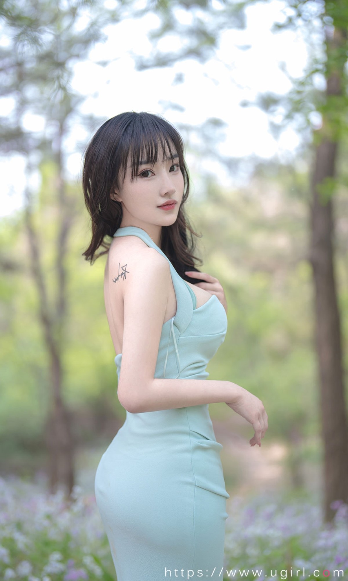 xgyw.top_[Ugirls爱尤物]No.2392_模特西门小玉户外花丛中性感低胸连身裙秀完美身材诱惑写真35P