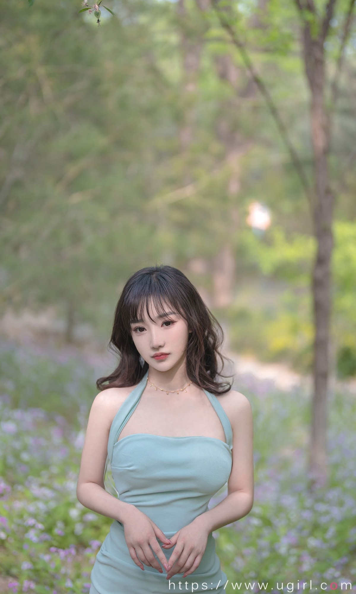 xgyw.top_[Ugirls爱尤物]No.2392_模特西门小玉户外花丛中性感低胸连身裙秀完美身材诱惑写真35P