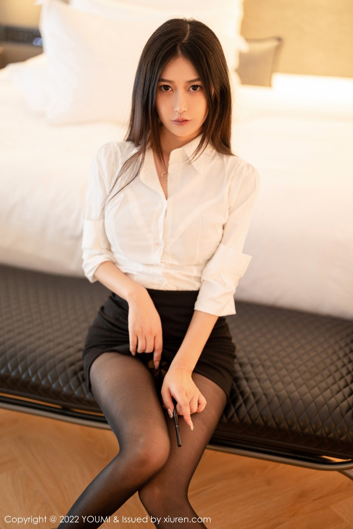 xgyw.top_[YouMi尤蜜荟]Vol.827_模特laura阿姣性感黑色短裙下超薄黑丝裤袜秀翘臀美腿诱惑写真70P
