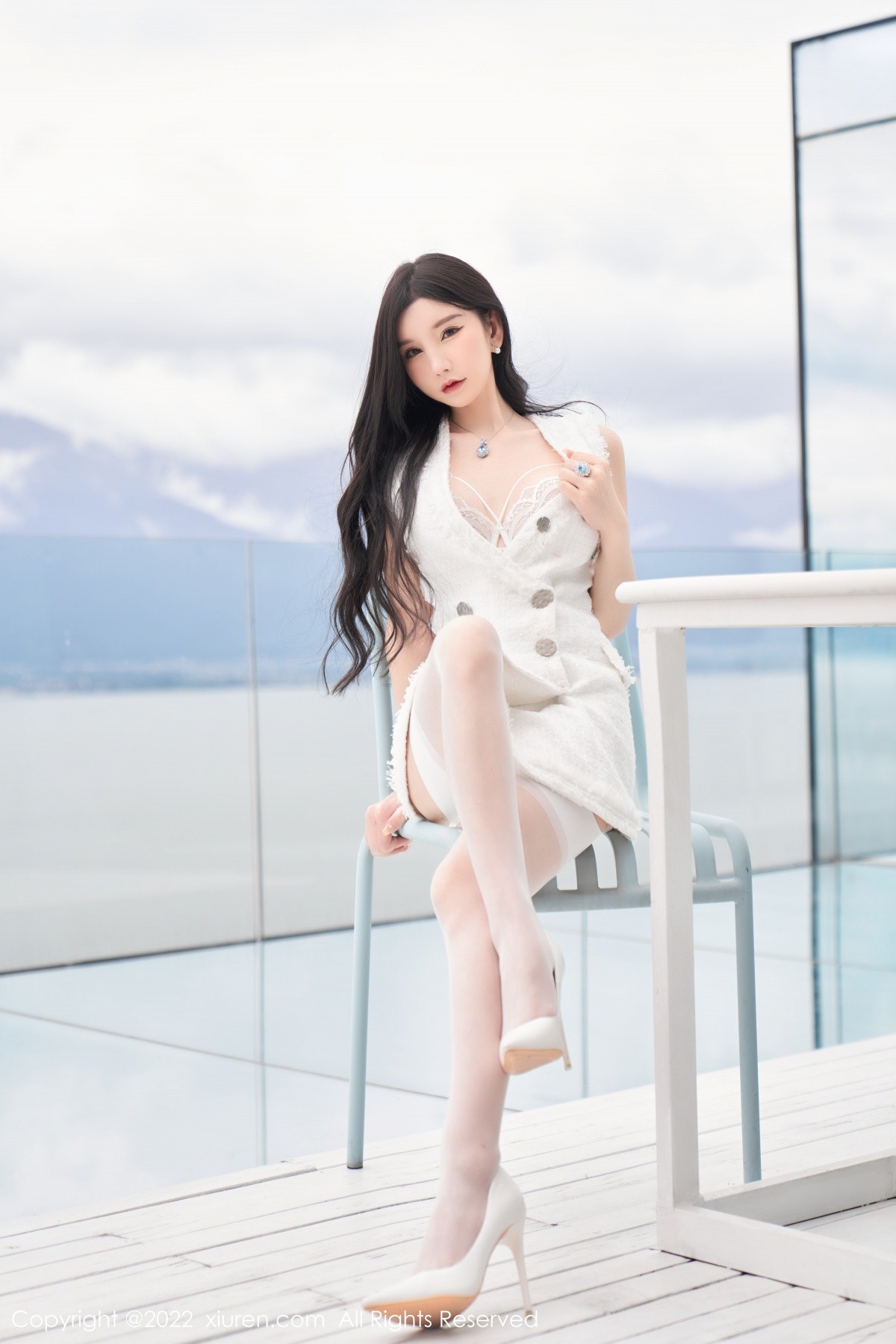 xgyw.top_XiuRen第5418期_女神周于希Sally心愿旅拍脱白色外衣露白色蕾丝内衣诱惑写真73P