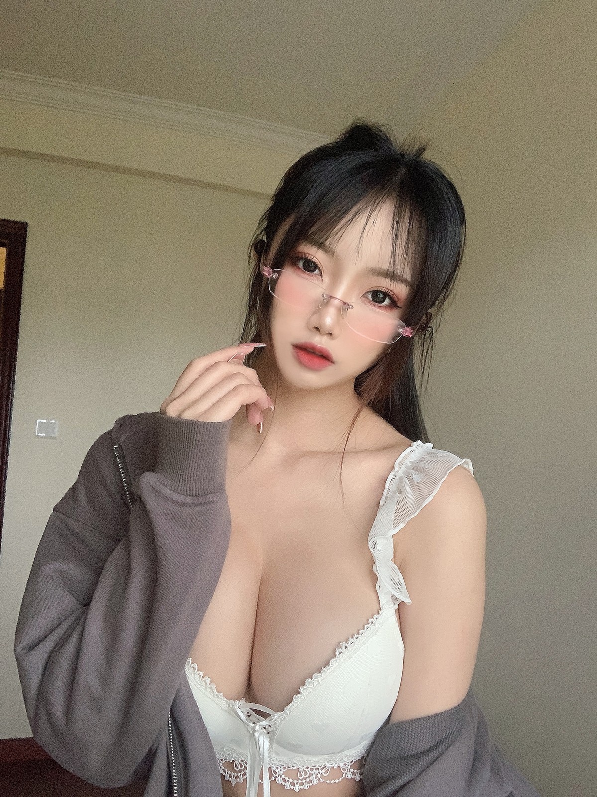 xgyw.top_白嫩美少女鬼畜瑶在不在白内衣主题脱灰色外衣露性感白色内衣秀豪乳诱惑写真34P