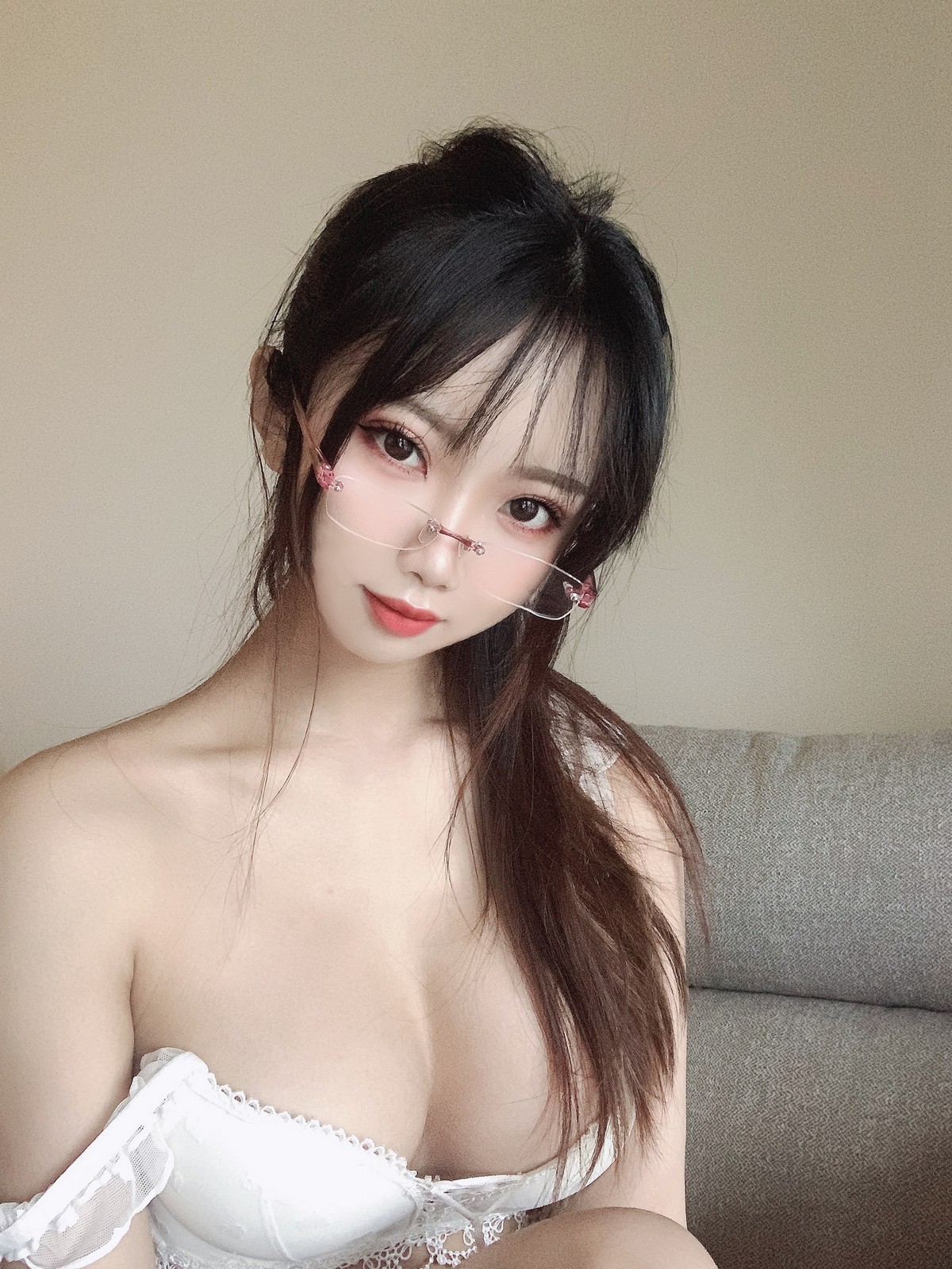 xgyw.top_白嫩美少女鬼畜瑶在不在白内衣主题脱灰色外衣露性感白色内衣秀豪乳诱惑写真34P