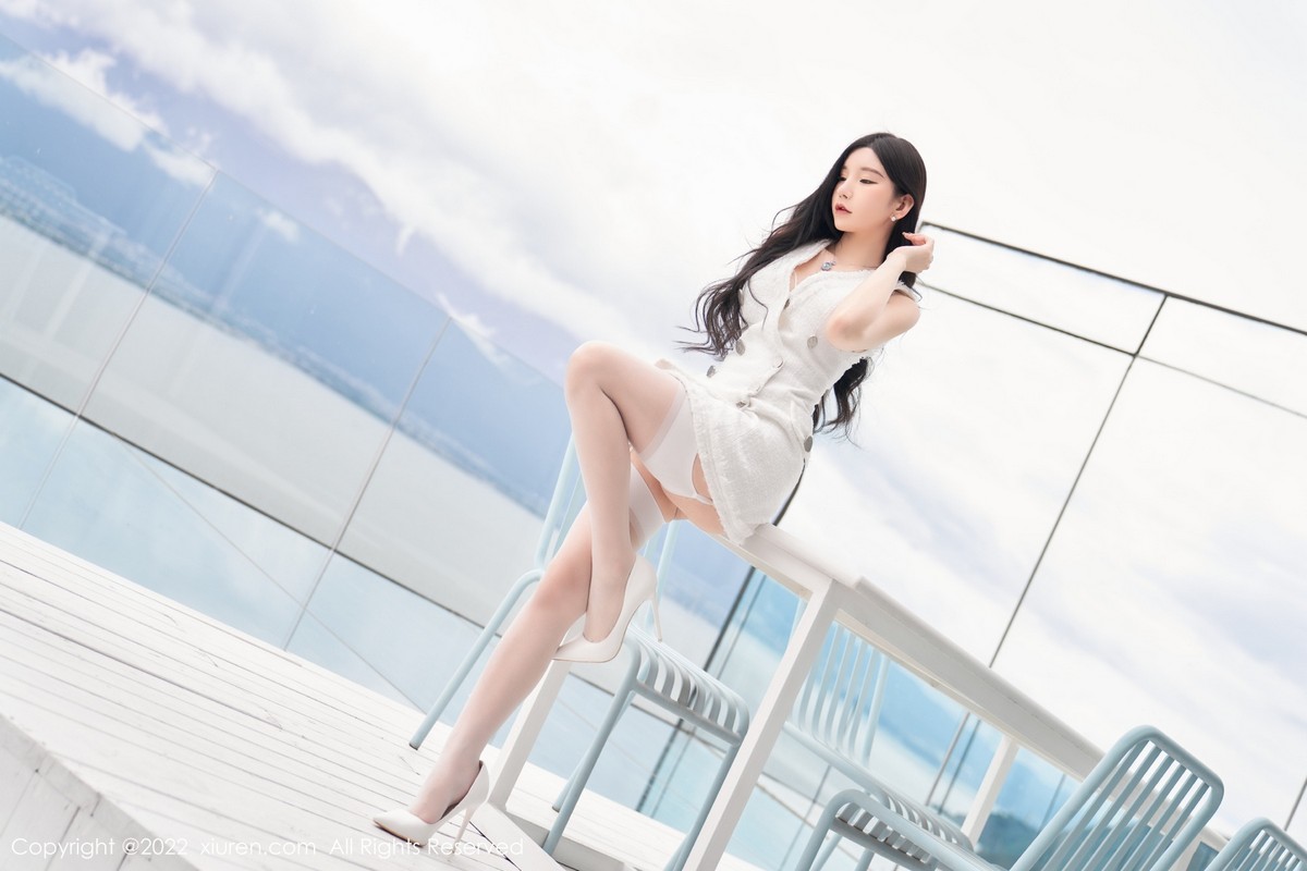 xgyw.top_XiuRen第5418期_女神周于希Sally心愿旅拍脱白色外衣露白色蕾丝内衣诱惑写真73P