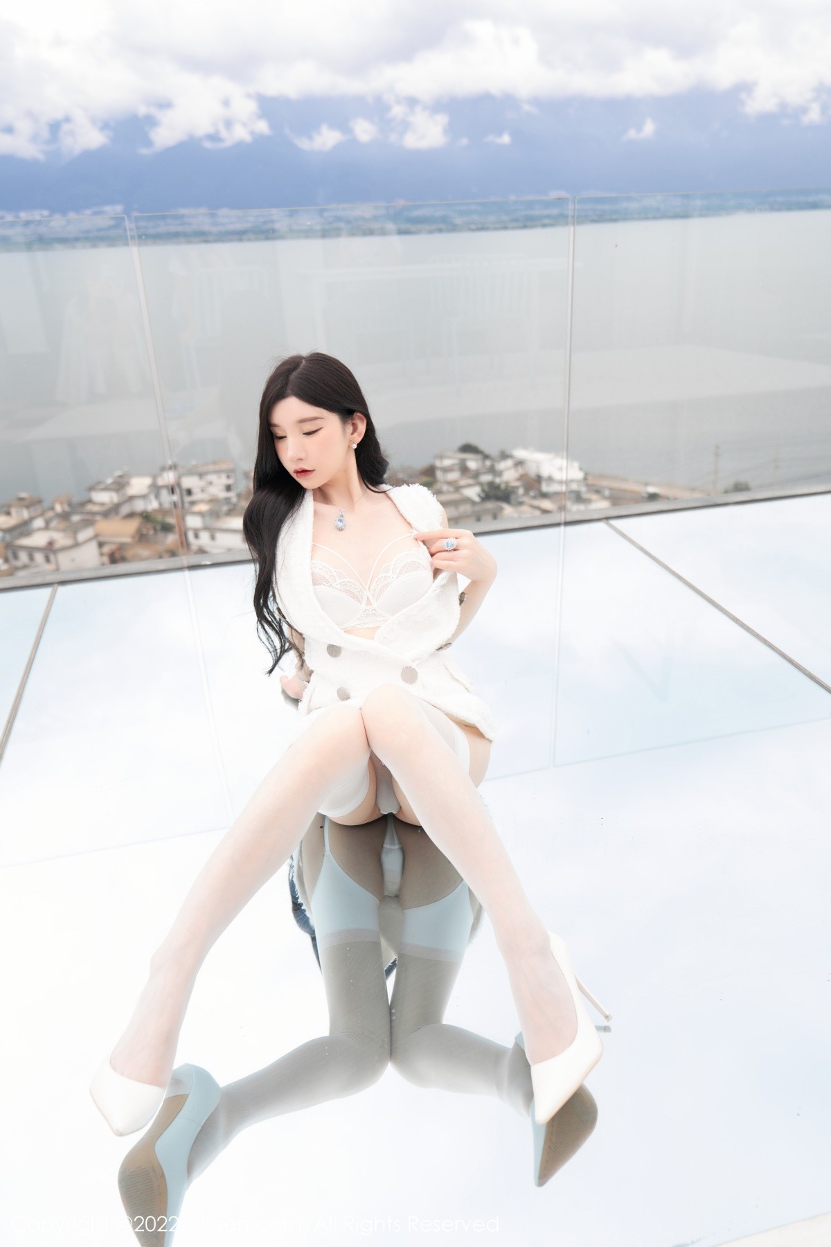 xgyw.top_XiuRen第5418期_女神周于希Sally心愿旅拍脱白色外衣露白色蕾丝内衣诱惑写真73P