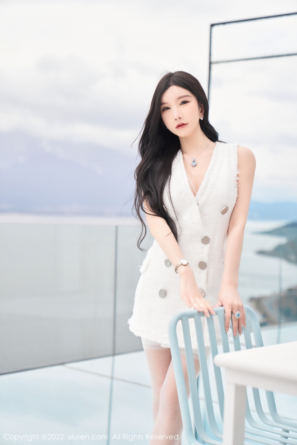 xgyw.top_XiuRen第5418期_女神周于希Sally心愿旅拍脱白色外衣露白色蕾丝内衣诱惑写真73P
