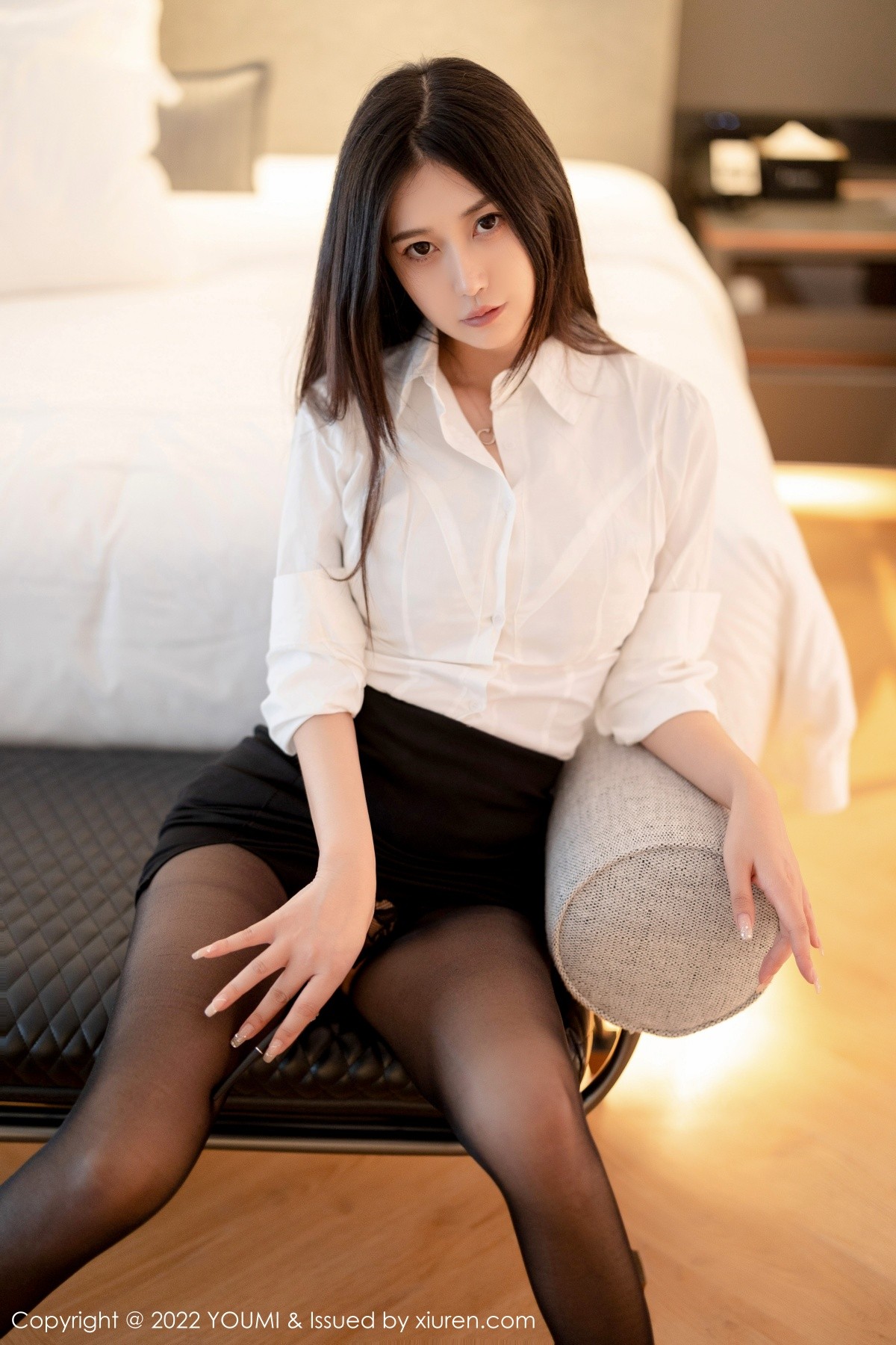 xgyw.top_[YouMi尤蜜荟]Vol.827_模特laura阿姣性感黑色短裙下超薄黑丝裤袜秀翘臀美腿诱惑写真70P