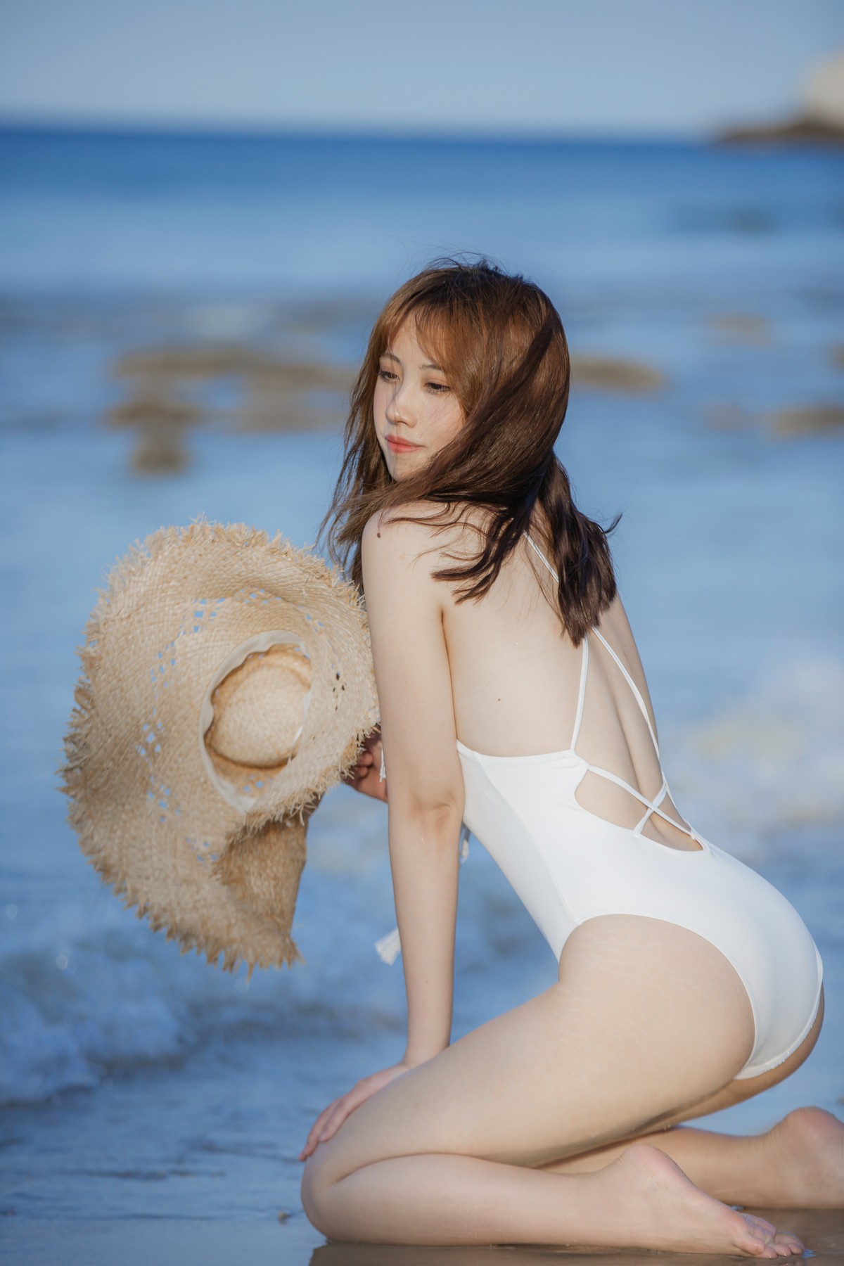 xgyw.top_次元少女念雪ww日暮温柔主题户外海边性感白色连体比基尼秀完美身材诱惑写真39P