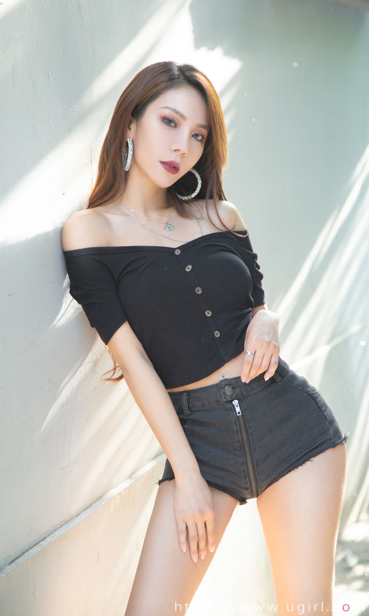 xgyw.top_[Ugirls爱尤物]No.2393_模特Juicy xiaoxiao性感黑色露肩服饰配牛仔短裤秀美腿诱惑写真35P