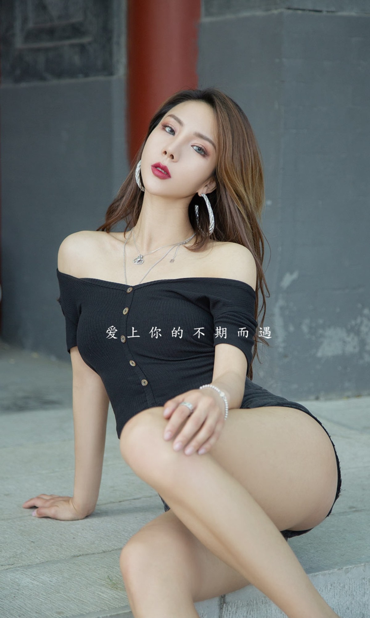 xgyw.top_[Ugirls爱尤物]No.2393_模特Juicy xiaoxiao性感黑色露肩服饰配牛仔短裤秀美腿诱惑写真35P