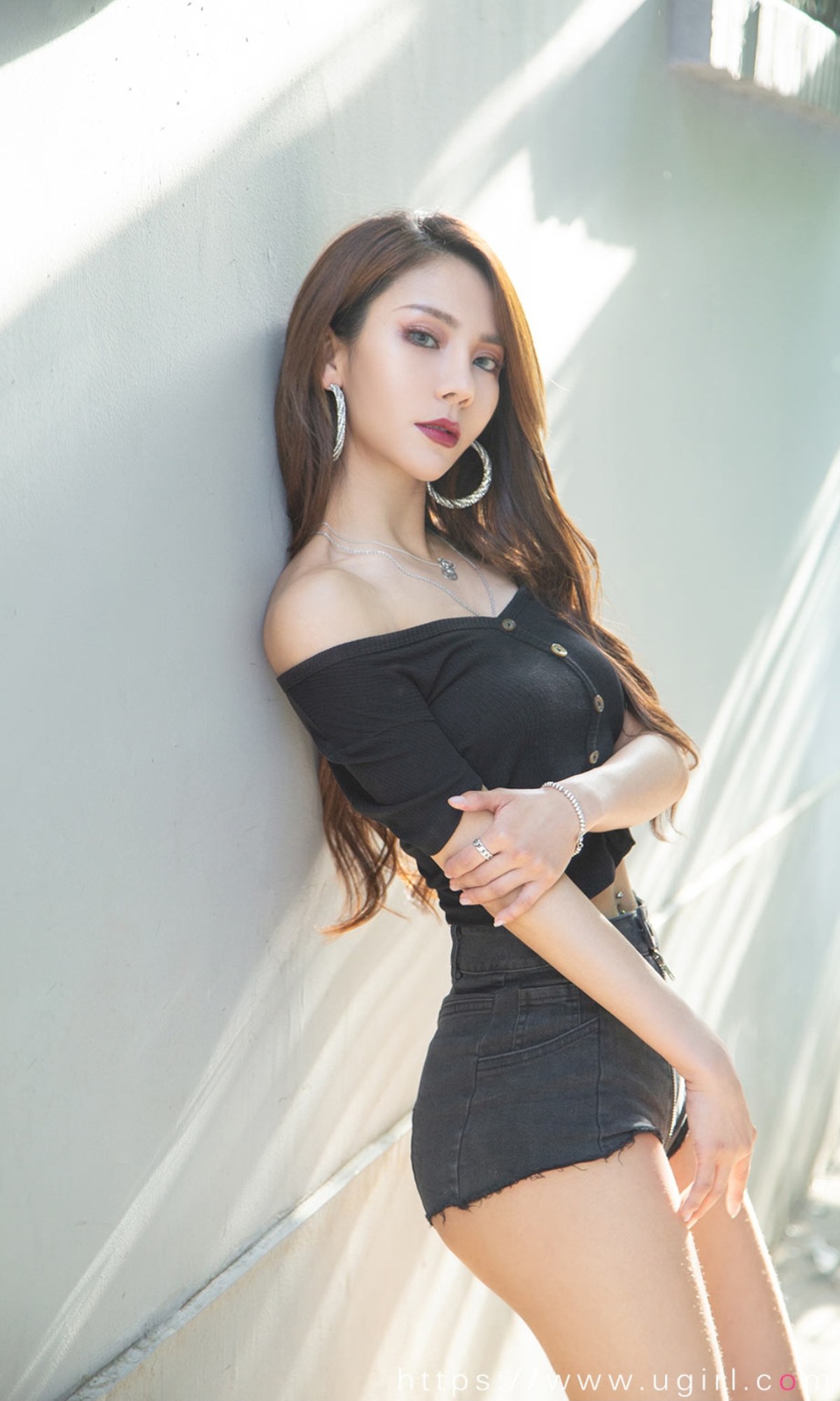 xgyw.top_[Ugirls爱尤物]No.2393_模特Juicy xiaoxiao性感黑色露肩服饰配牛仔短裤秀美腿诱惑写真35P