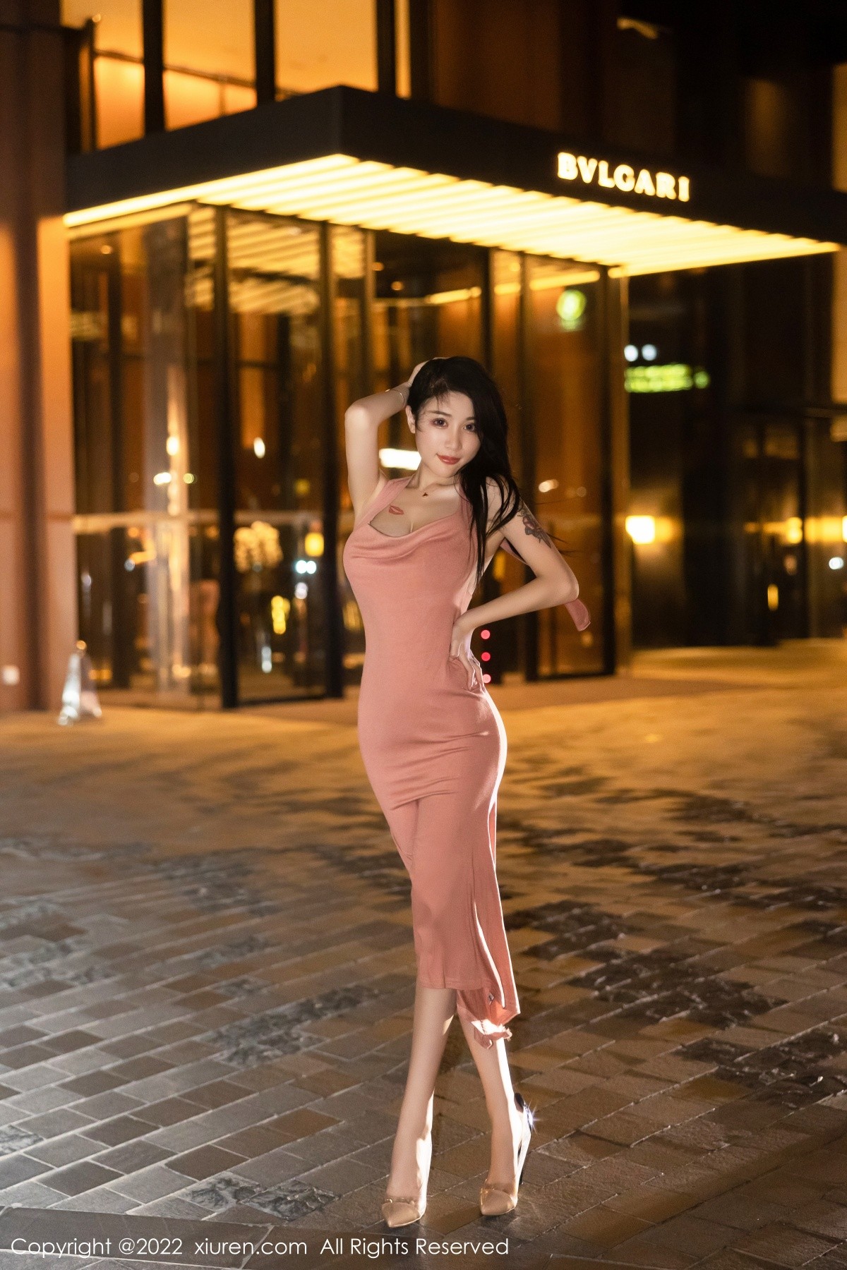 xgyw.top_XiuRen第5426期_模特美七Mia西双版纳旅拍脱淡红色连衣裙秀丰满身材诱惑写真114P