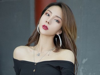 [Ugirls爱极品]No.2393_车模Juicy xiaoxiao性感黑色露肩服饰配牛仔短裤秀美腿骚扰写真35P