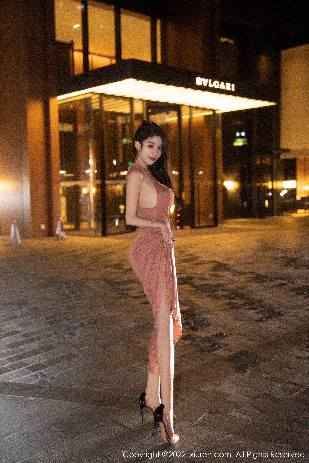 xgyw.top_XiuRen第5426期_模特美七Mia西双版纳旅拍脱淡红色连衣裙秀丰满身材诱惑写真114P