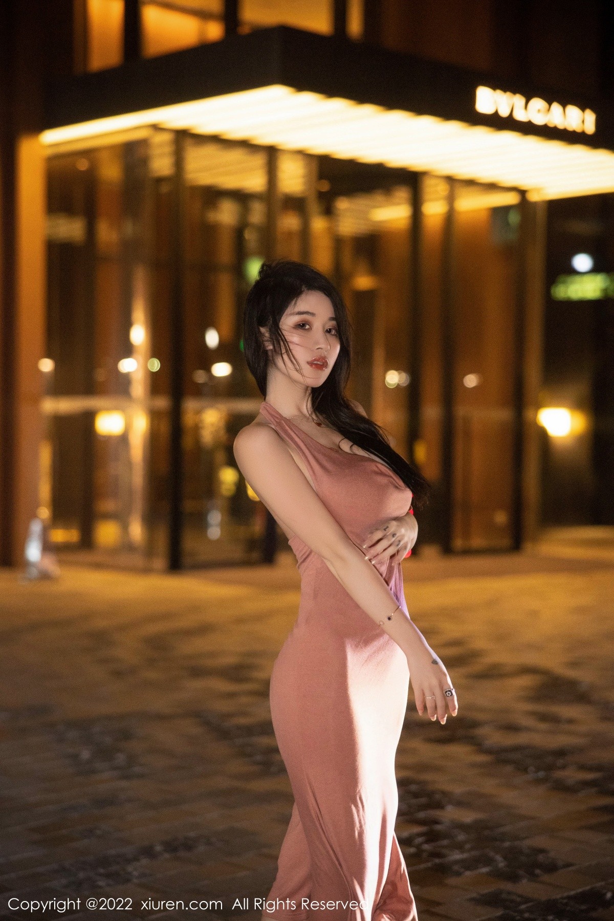 xgyw.top_XiuRen第5426期_模特美七Mia西双版纳旅拍脱淡红色连衣裙秀丰满身材诱惑写真114P