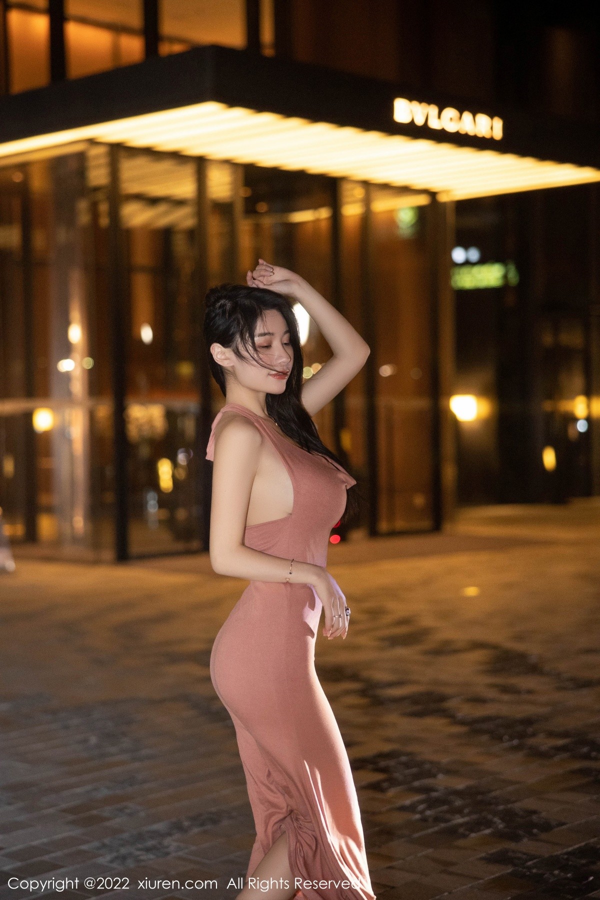 xgyw.top_XiuRen第5426期_模特美七Mia西双版纳旅拍脱淡红色连衣裙秀丰满身材诱惑写真114P