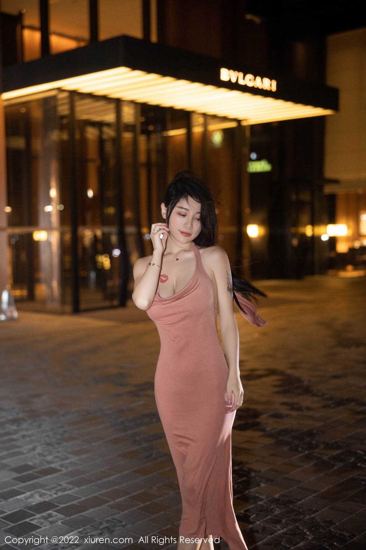 xgyw.top_XiuRen第5426期_模特美七Mia西双版纳旅拍脱淡红色连衣裙秀丰满身材诱惑写真114P