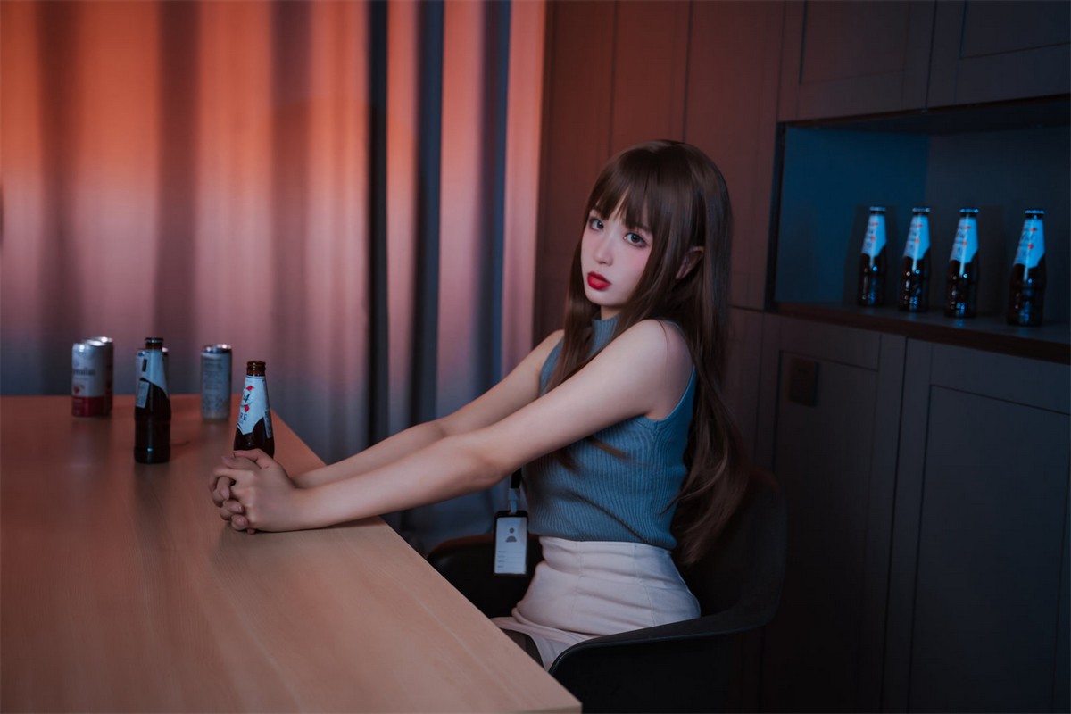 xgyw.top_网络美女轩萧学姐微醺喝醉了ol主题私房白色短裙下超薄黑丝秀翘臀美腿诱惑写真57P