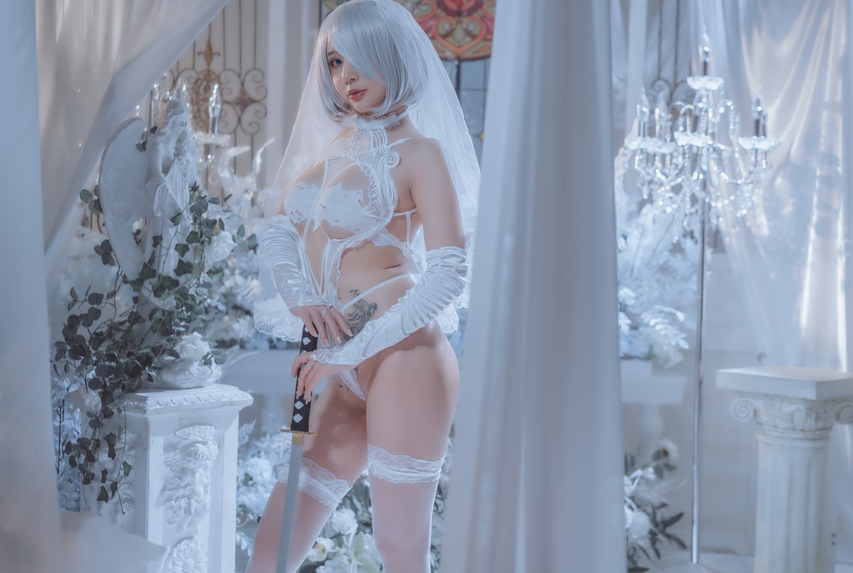 xgyw.top_Coser妹子蜜蜜子Kimmie-2B主题私房性感白色蕾丝情趣内衣秀火辣身材诱惑写真42P