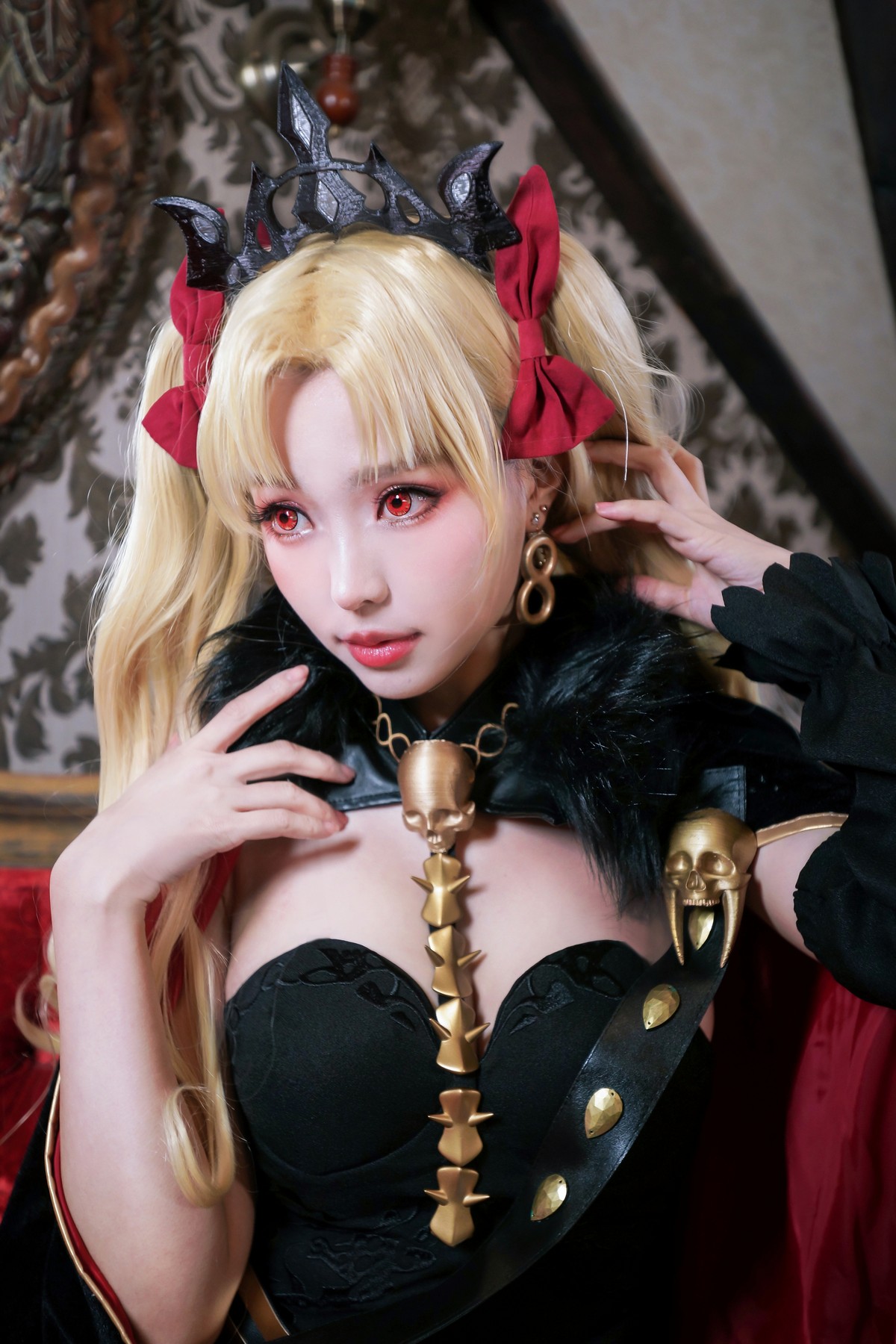 xgyw.top_Coser妹子Ely_eee远坂凛弓凛主题私房沙发上性感黑色低胸服饰迷人诱惑写真42P