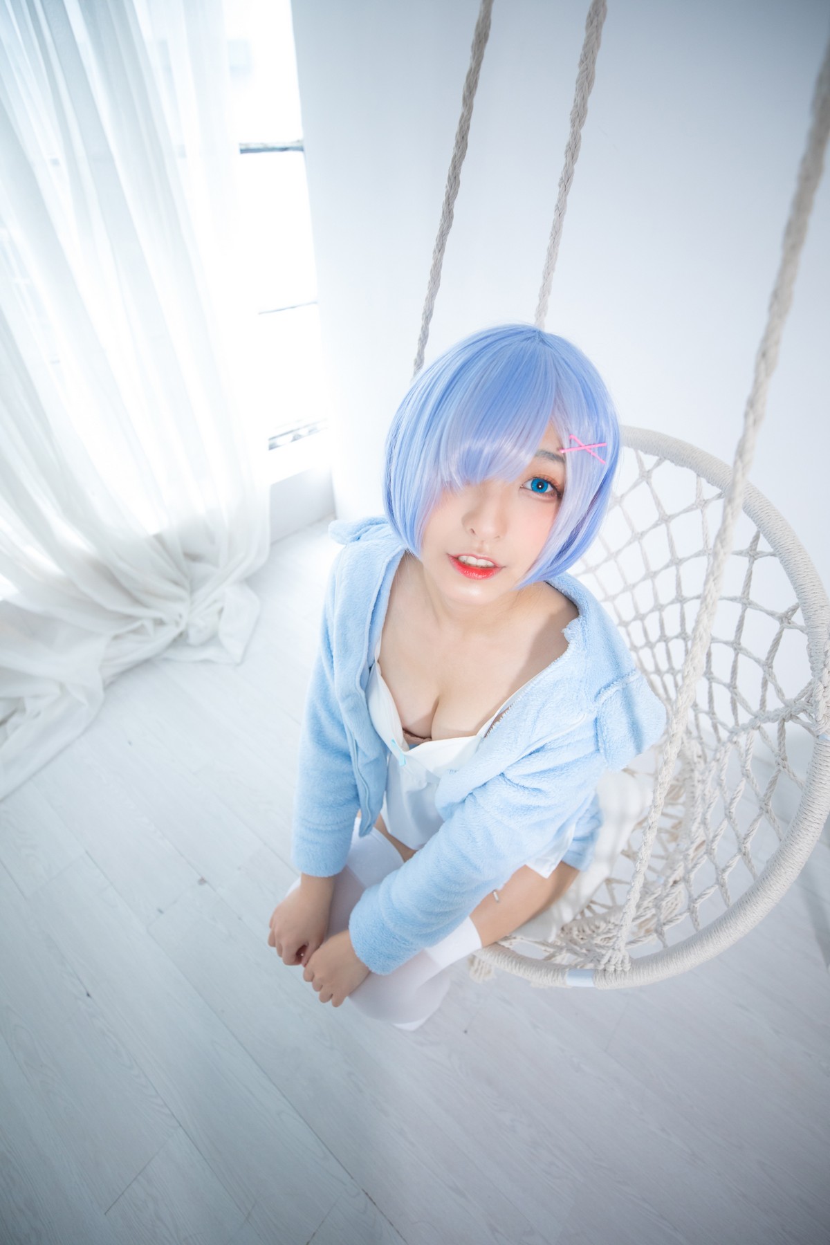 xgyw.top_萝莉美女神楽坂真冬白丝蕾姆主题私房脱外衣露白色吊带配白丝袜性感迷人写真150P