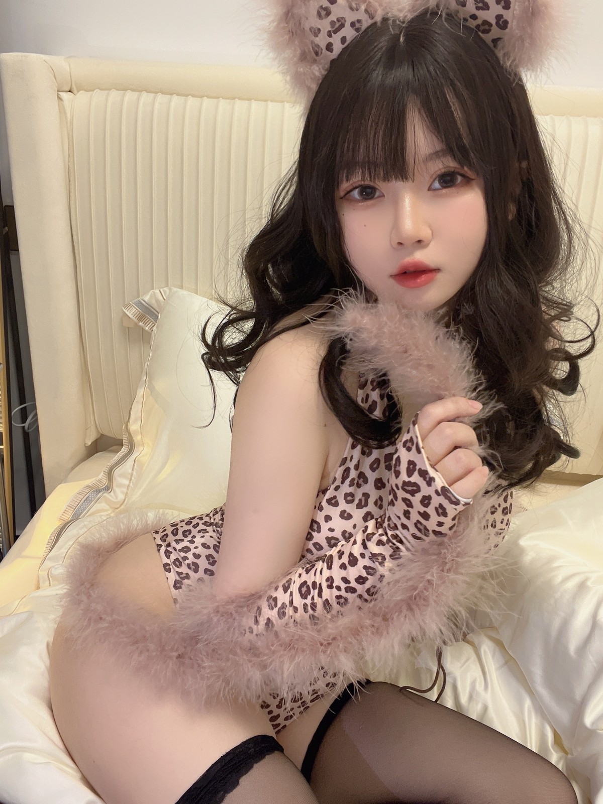 xgyw.top_蜜桃少女是依酱吖豹女主题私房性感豹纹连体衣配黑丝袜秀完美身材诱惑写真40P