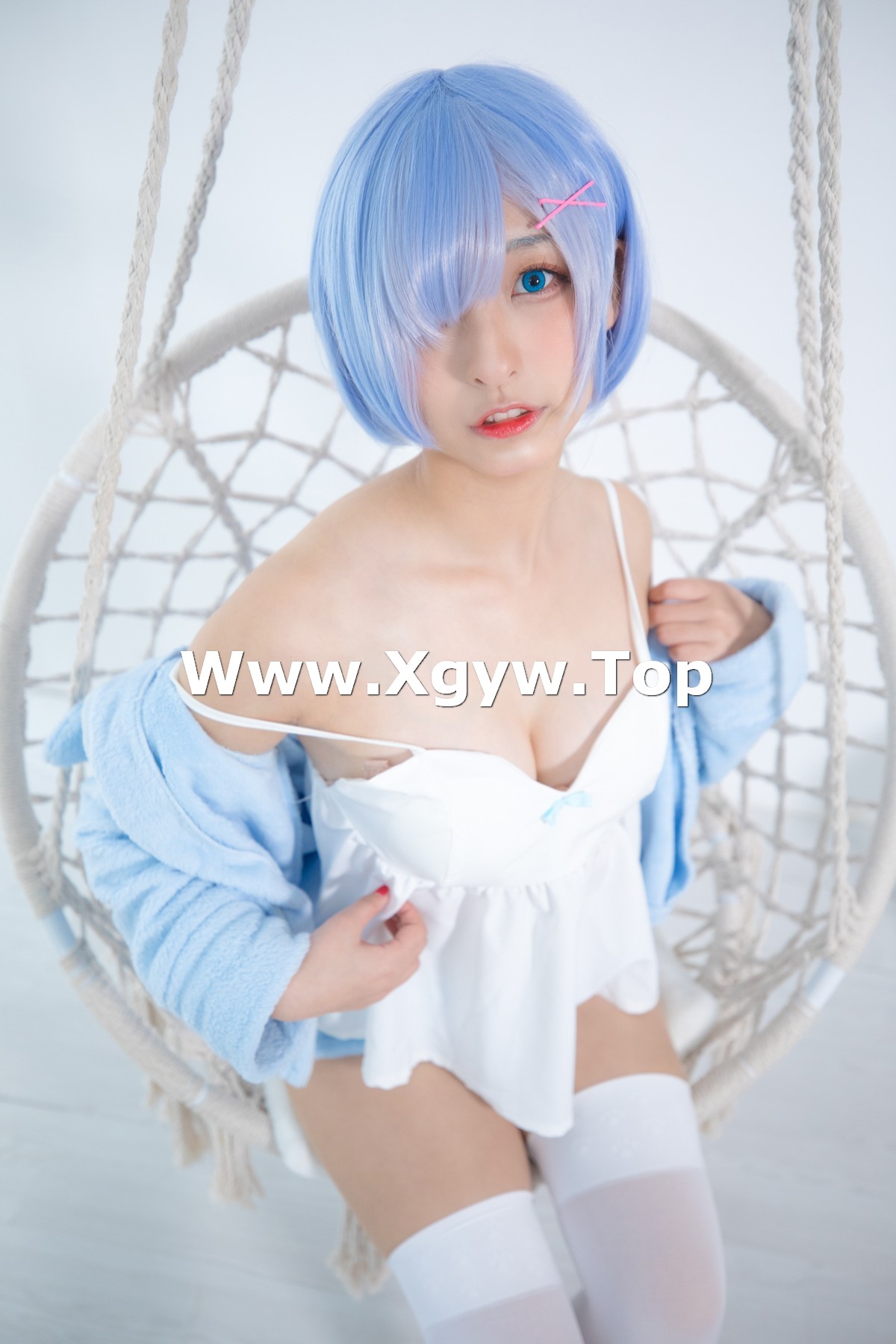 xgyw.top_萝莉美女神楽坂真冬白丝蕾姆主题私房脱外衣露白色吊带配白丝袜性感迷人写真150P