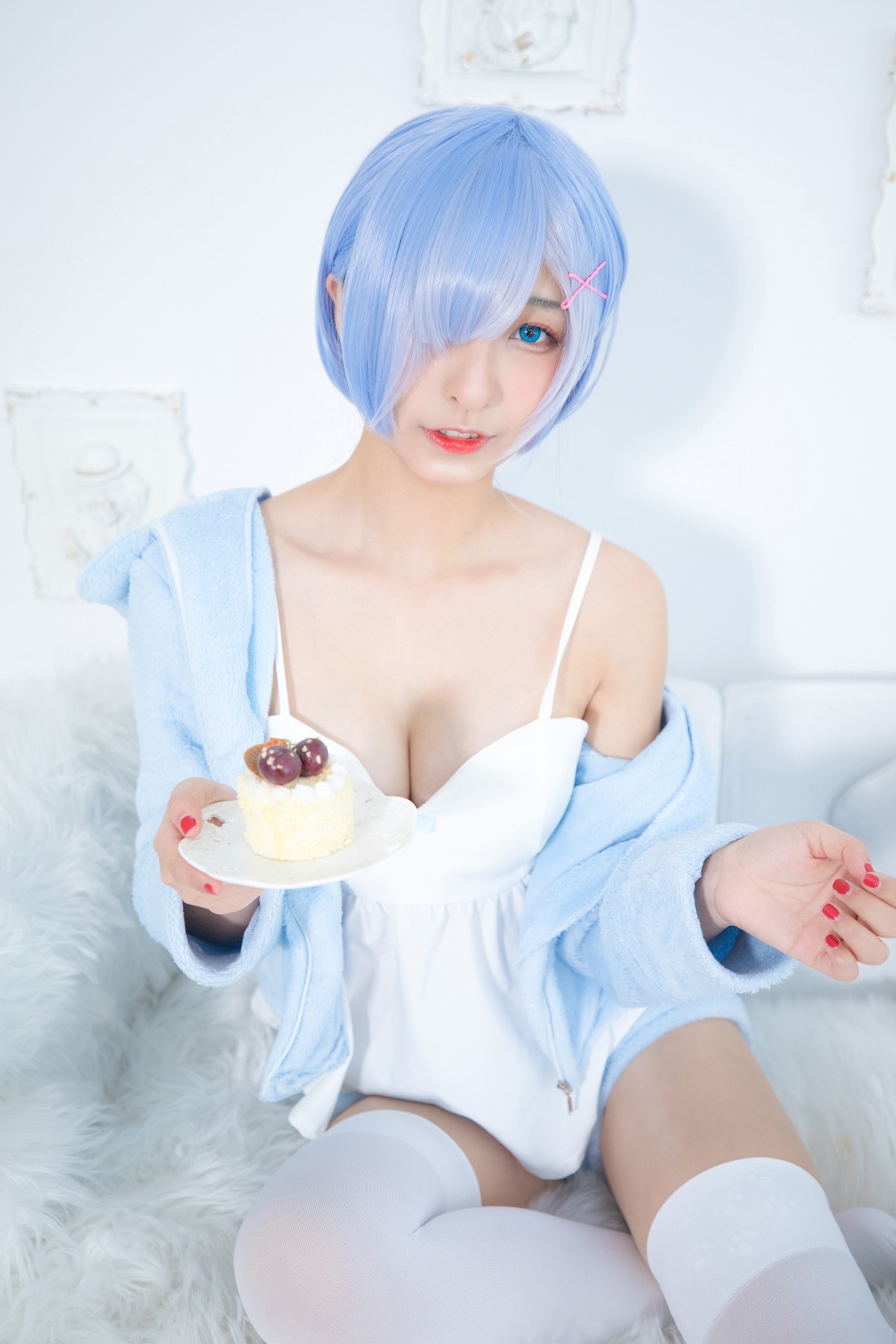 xgyw.top_萝莉美女神楽坂真冬白丝蕾姆主题私房脱外衣露白色吊带配白丝袜性感迷人写真150P