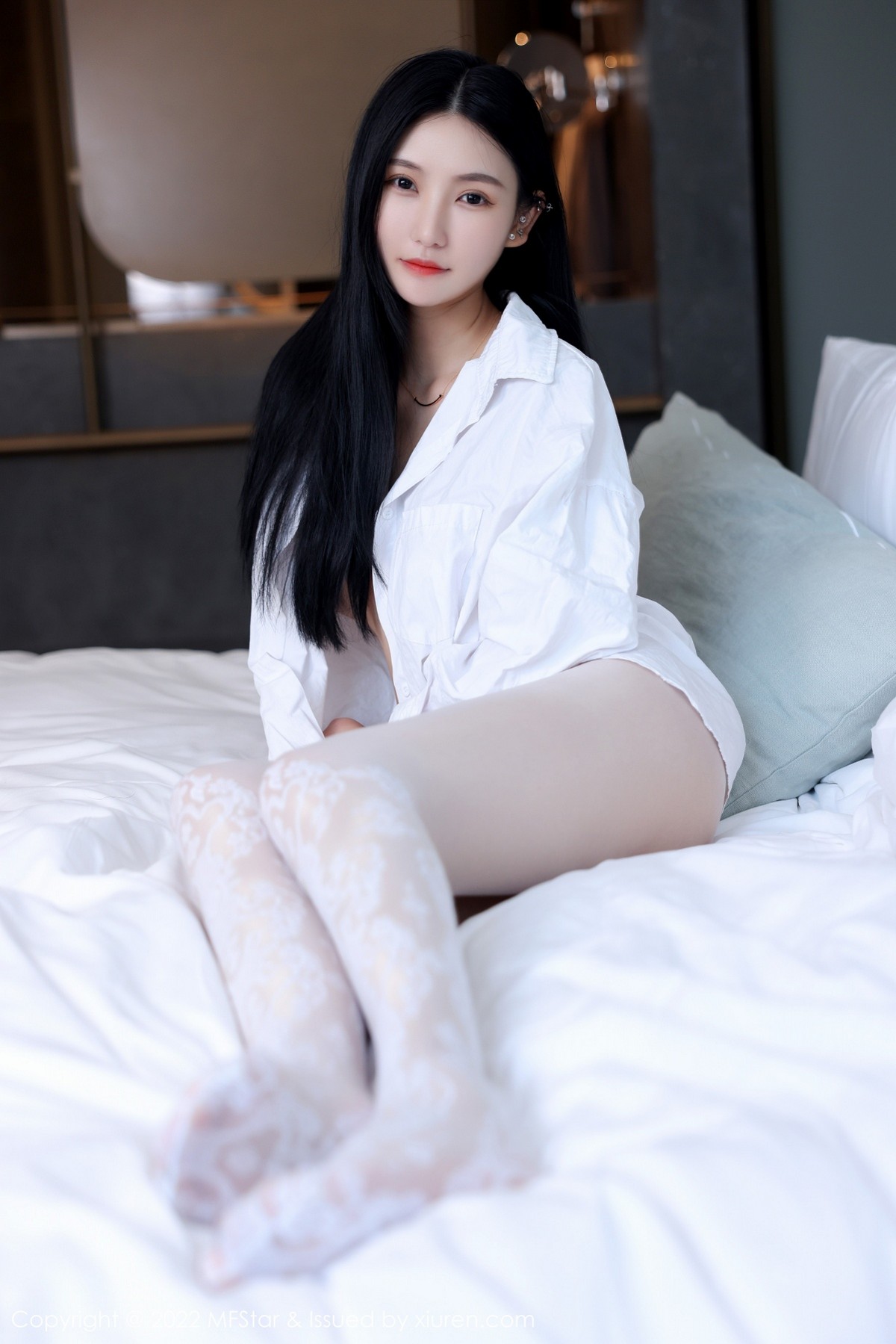 xgyw.top_[MFStar模范学院]Vol.565_新人模特小米XM性感白T配白色蛇纹无内丝袜惹火诱惑写真61P