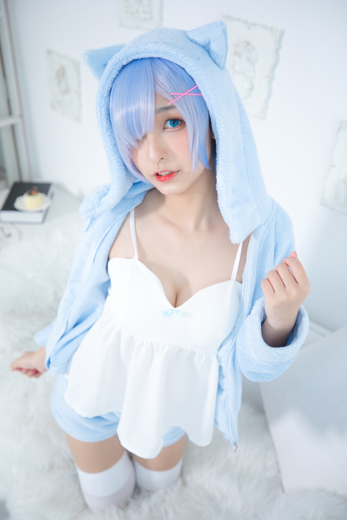 xgyw.top_萝莉美女神楽坂真冬白丝蕾姆主题私房脱外衣露白色吊带配白丝袜性感迷人写真150P