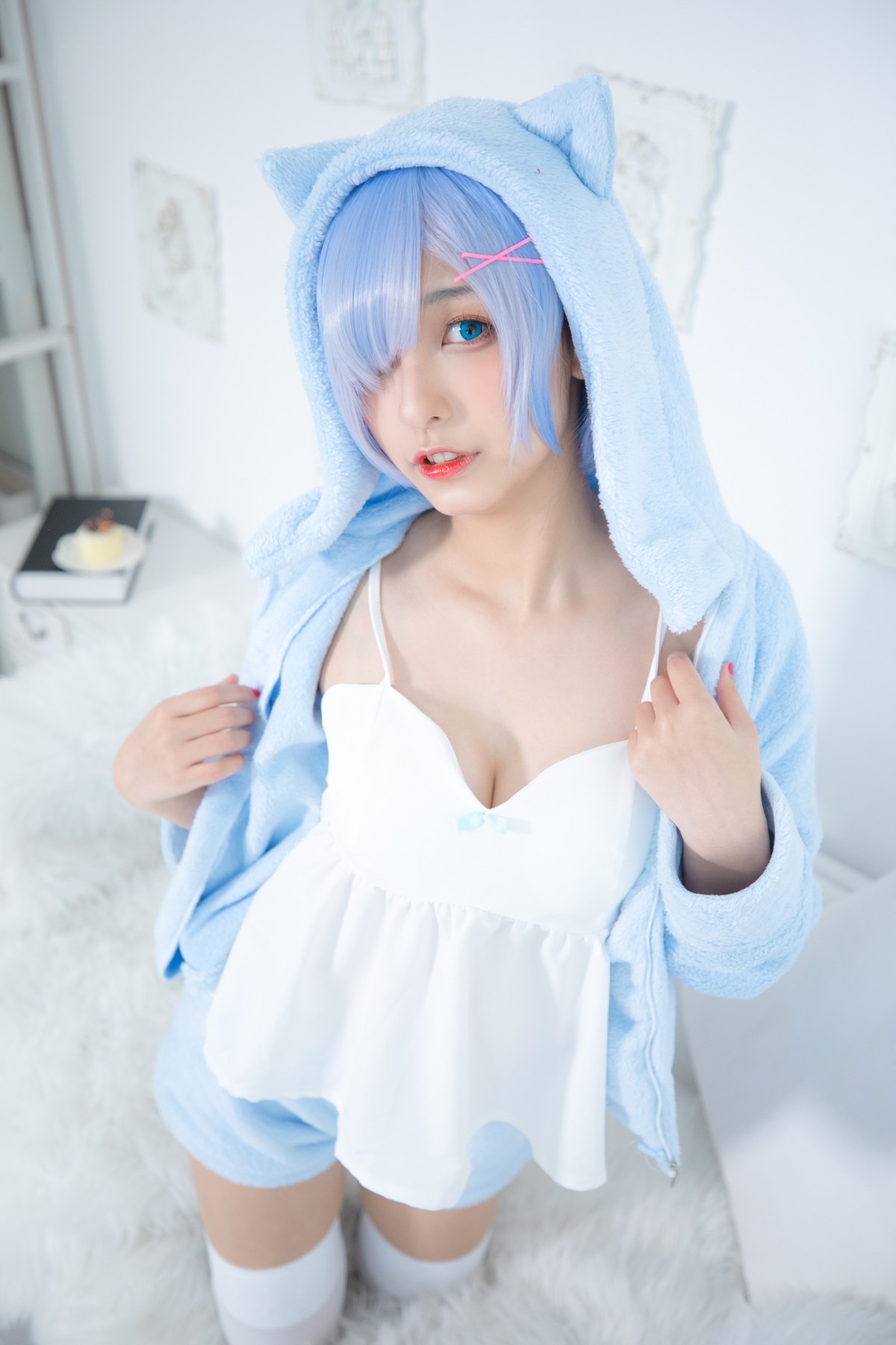 xgyw.top_萝莉美女神楽坂真冬白丝蕾姆主题私房脱外衣露白色吊带配白丝袜性感迷人写真150P