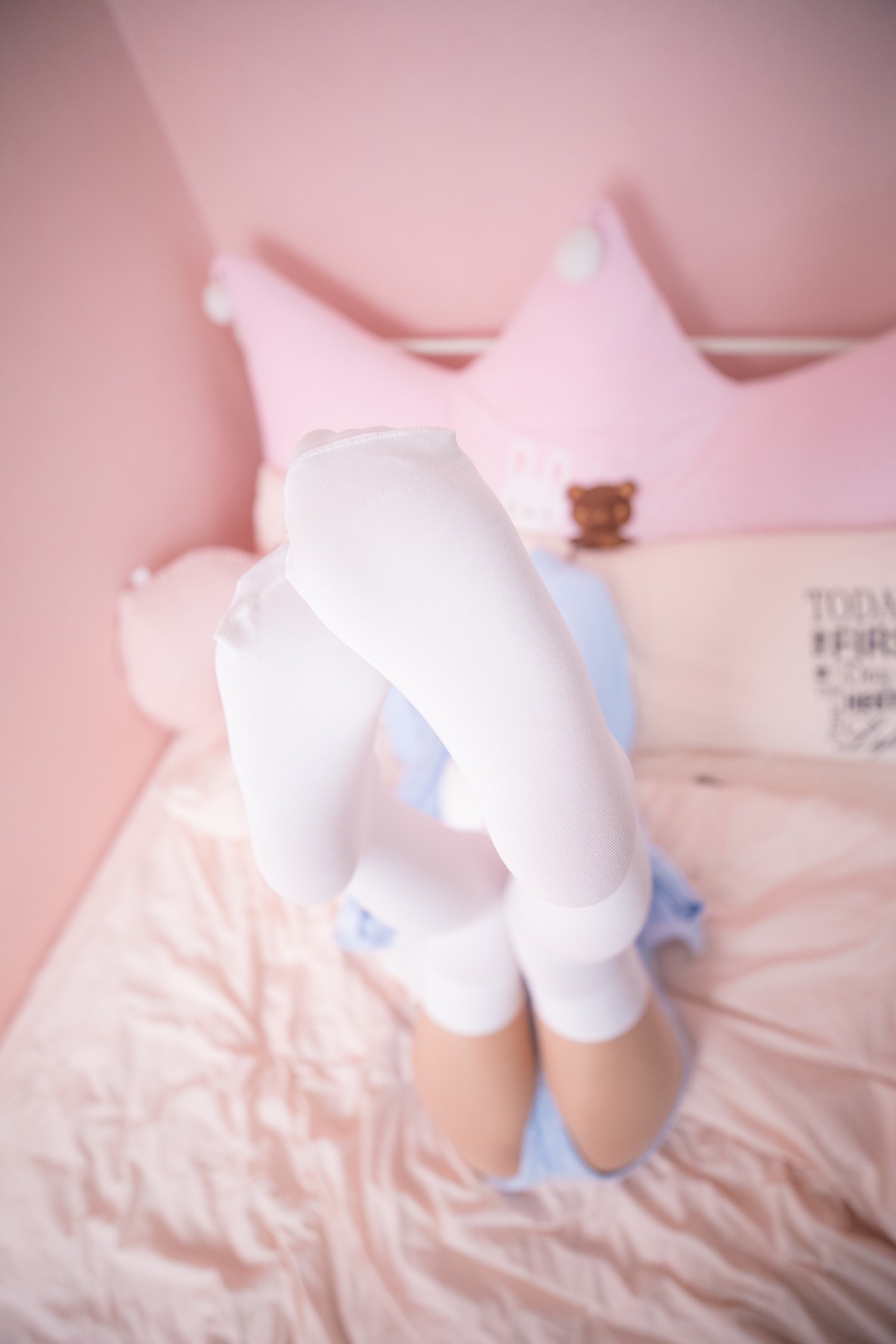 xgyw.top_萝莉美女神楽坂真冬白丝蕾姆主题私房脱外衣露白色吊带配白丝袜性感迷人写真150P