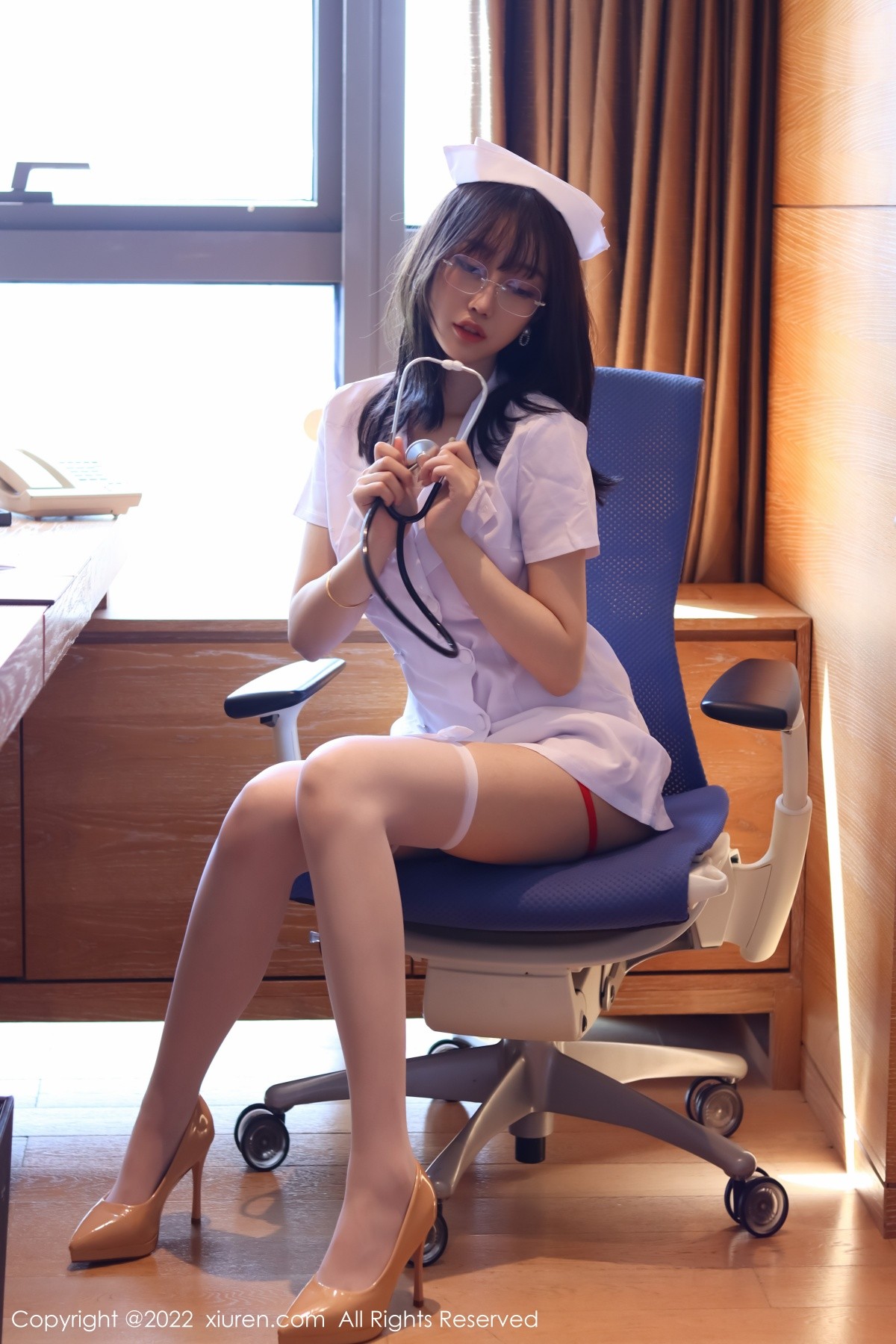 xgyw.top_XiuRen第5438期_模特玥儿玥er香格里拉旅拍半脱护士服露红色情趣内衣诱惑写真54P