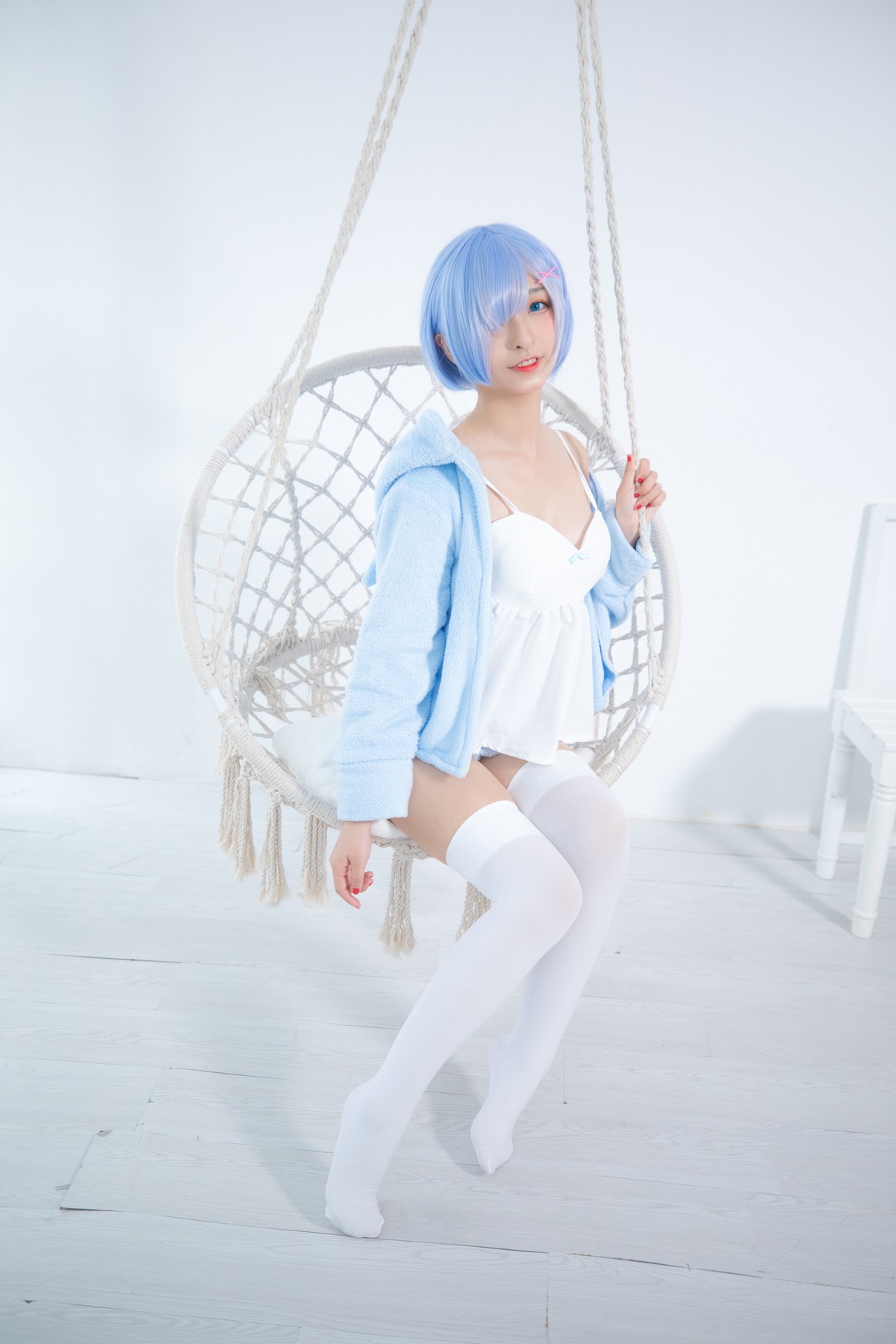 xgyw.top_萝莉美女神楽坂真冬白丝蕾姆主题私房脱外衣露白色吊带配白丝袜性感迷人写真150P